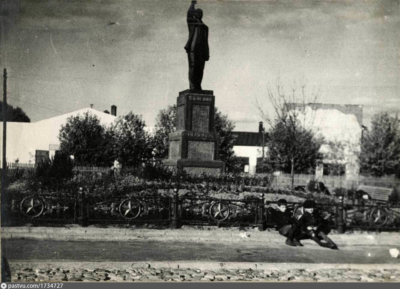 Дмитровский Погост памятник Ленину и