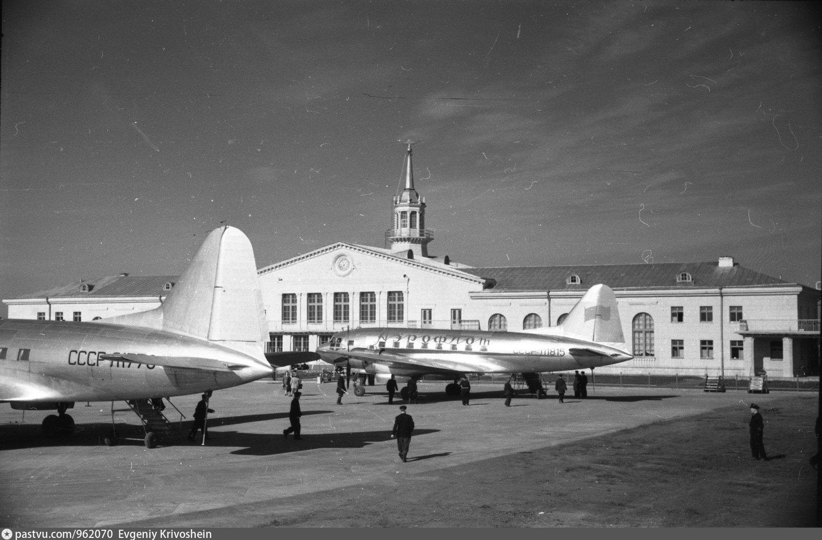 Старый аэропорт. Аэропорт Свердловск Уктус 1960 х. Аэропорт Кольцово 1930. Ил-12 Штурмовик. Аэропорт Уктус Свердловск 1990 г..