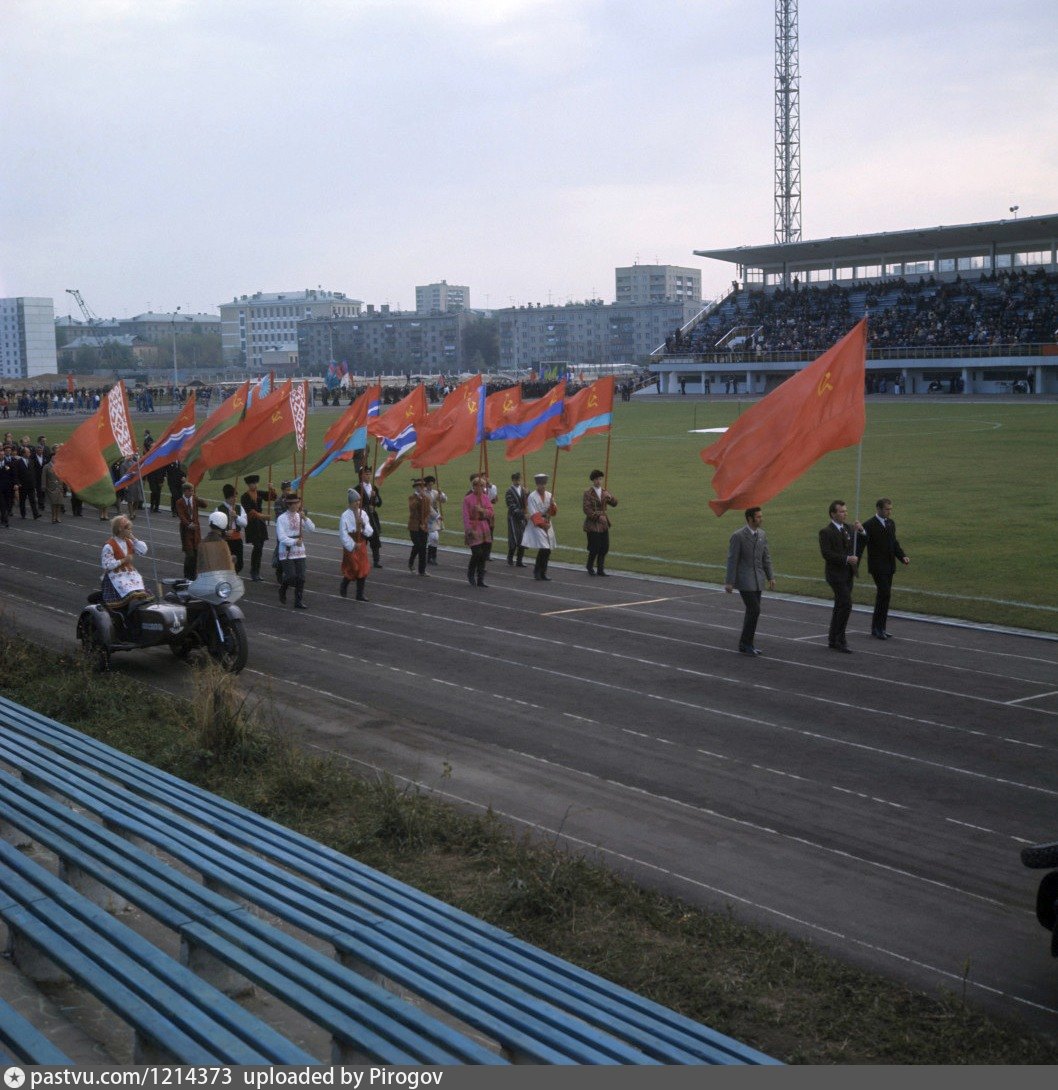 Стадион москвич длина круга