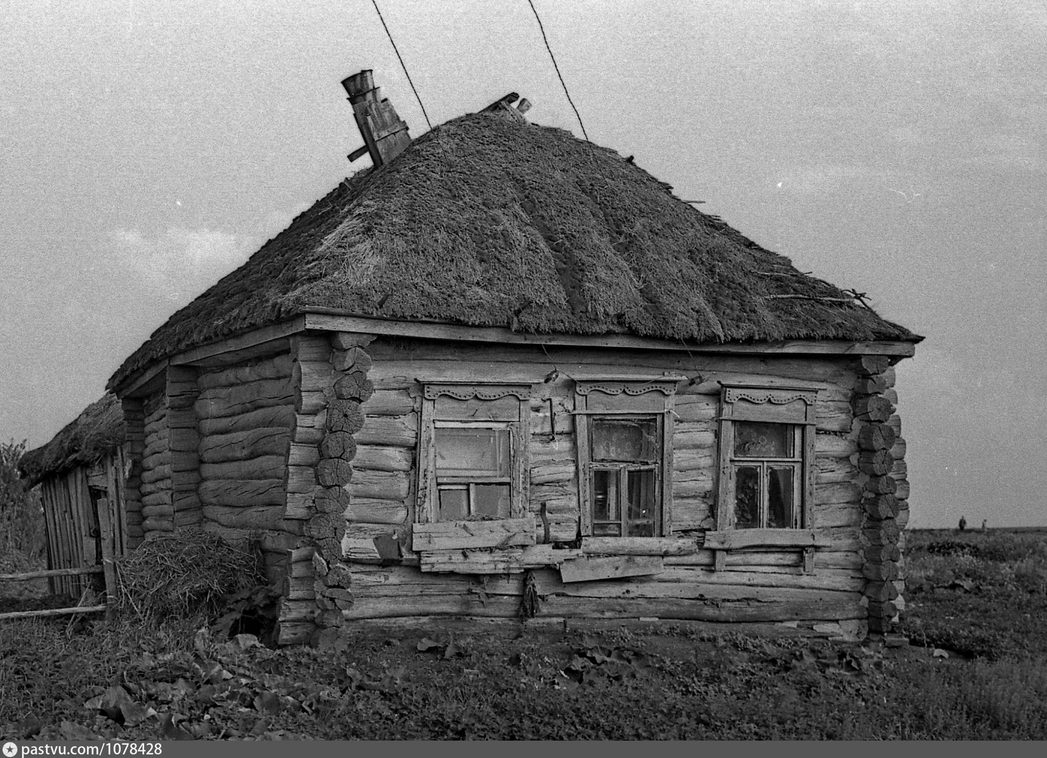Изба 19 века с соломенной крышей