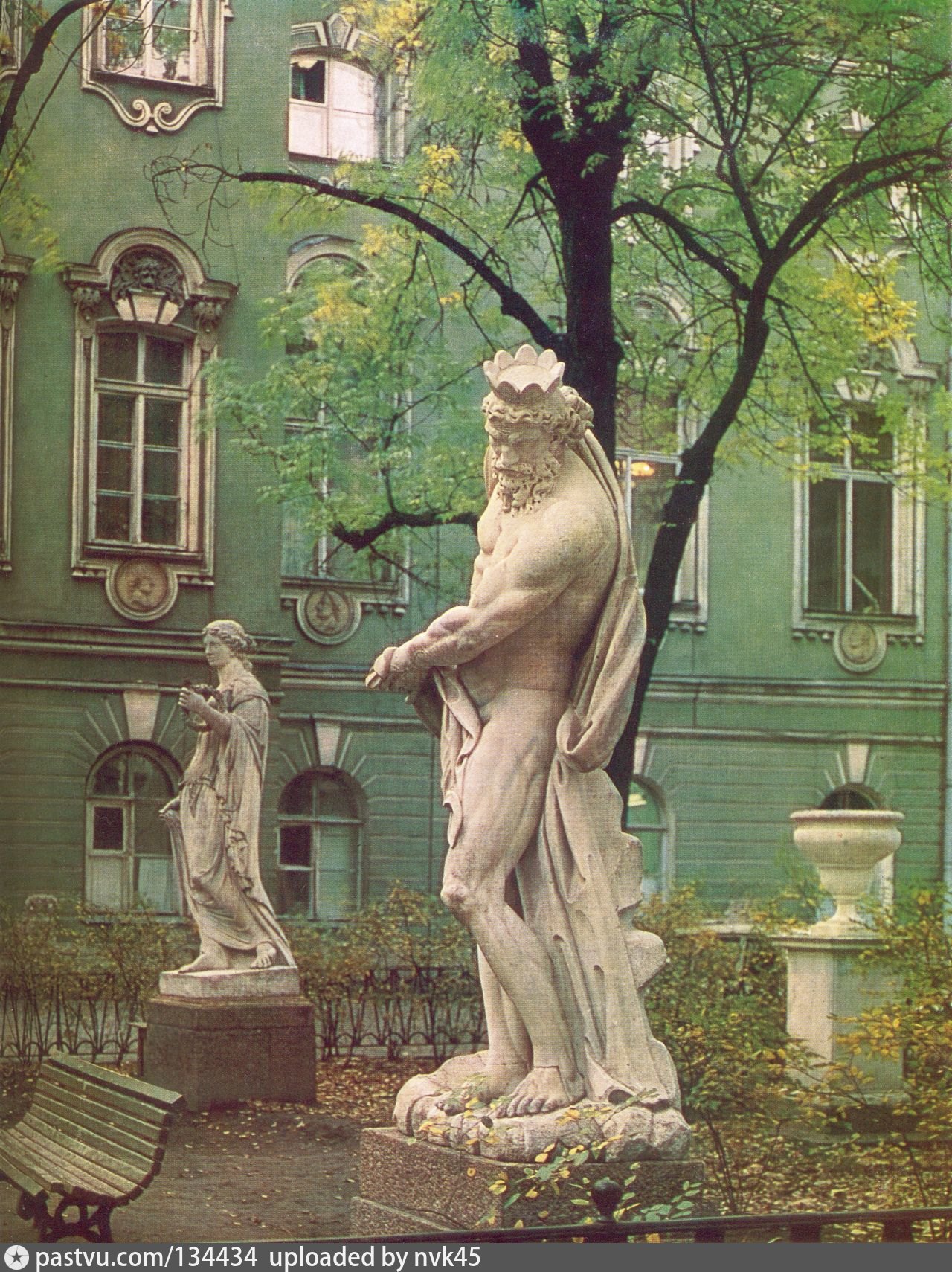 статуи во дворе