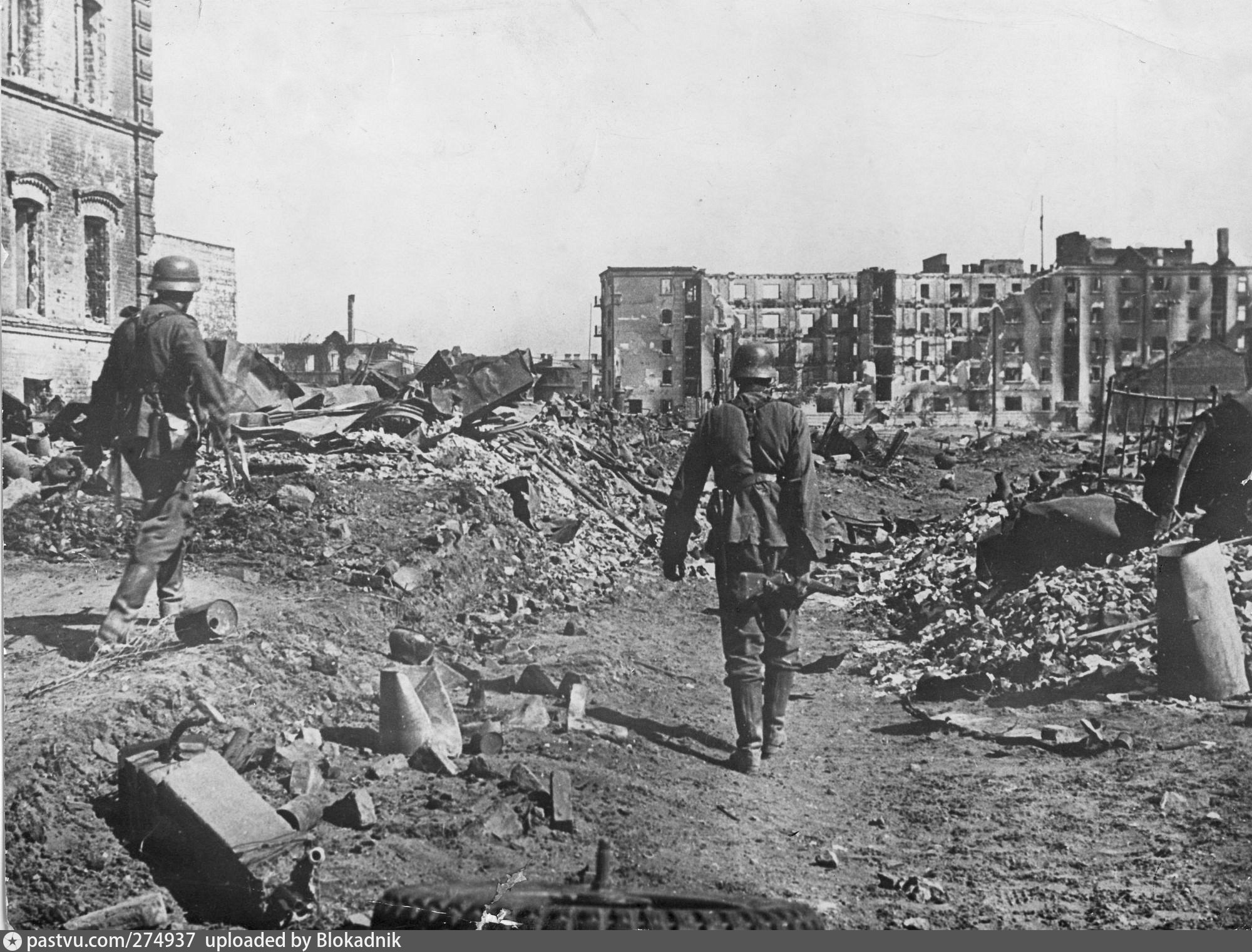 Разрушение временем. Сталинградская битва 1942. Битва в Сталинграде 1942. Руины Сталинграда 1942 года. Разрушенный Сталинград 1942.