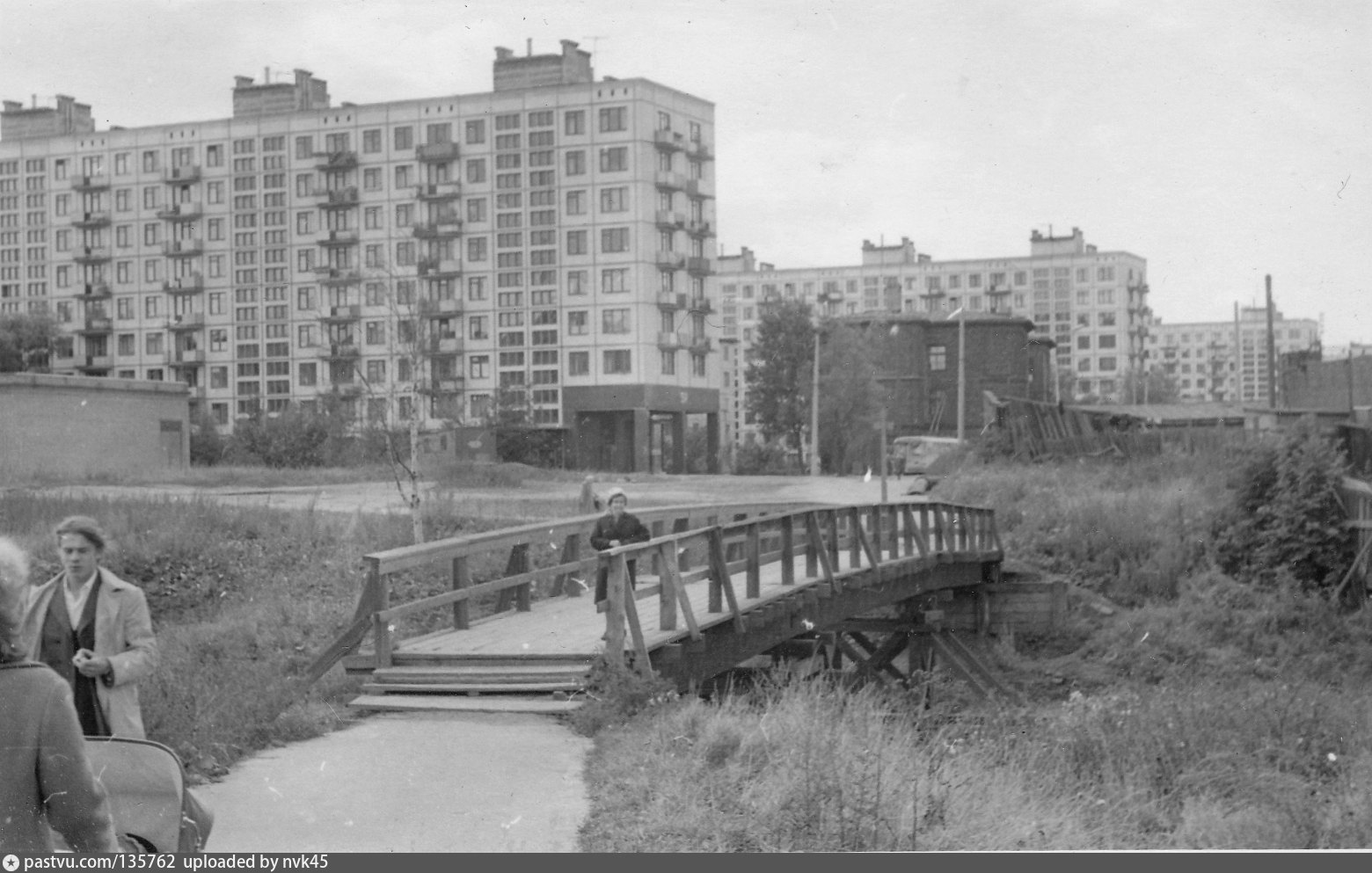 Санкт петербург 1975 год. Река Оккервиль СПБ Красногвардейский район. Река Оккервиль Яблоновский мост. Красногвардейский район малая Охта 60-е годы. Пешеходный мост через р Оккервиль.