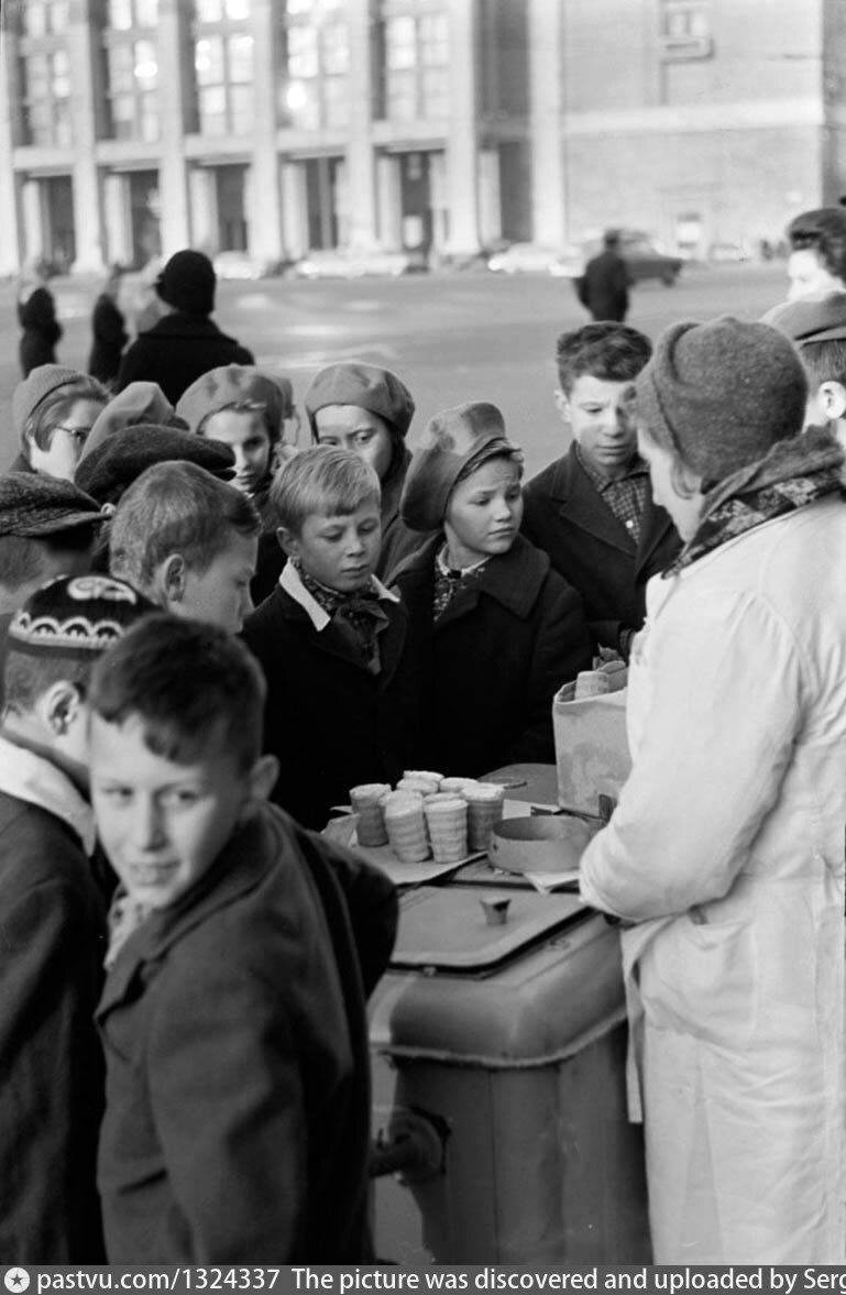 Советская повседневная жизнь. Очередь за мороженым в СССР. Россия 1960е. Очереди в СССР В 80 годы. Советская повседневность.