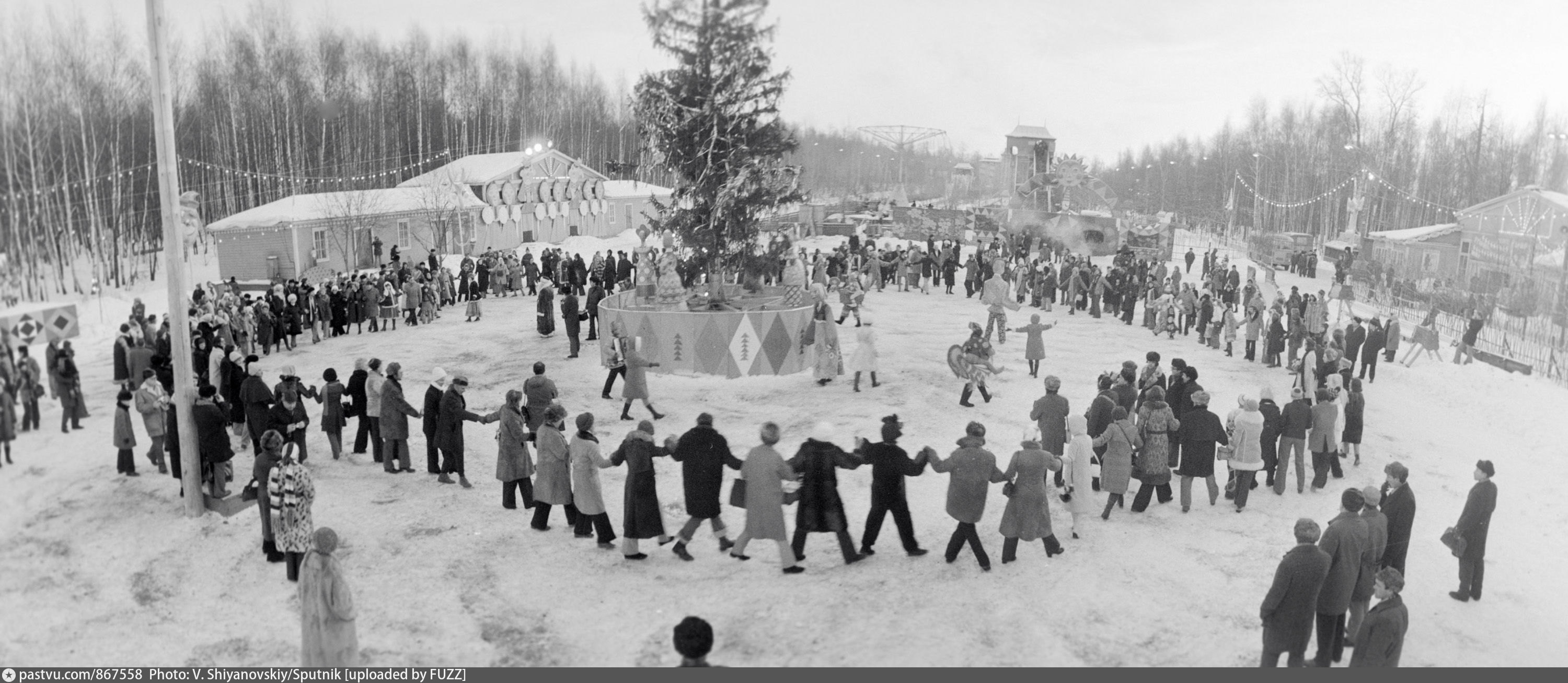 Фото старого нового. Зимние праздники СССР. Новогодние забавы СССР. 1985 Год зима. Хоровод СССР.