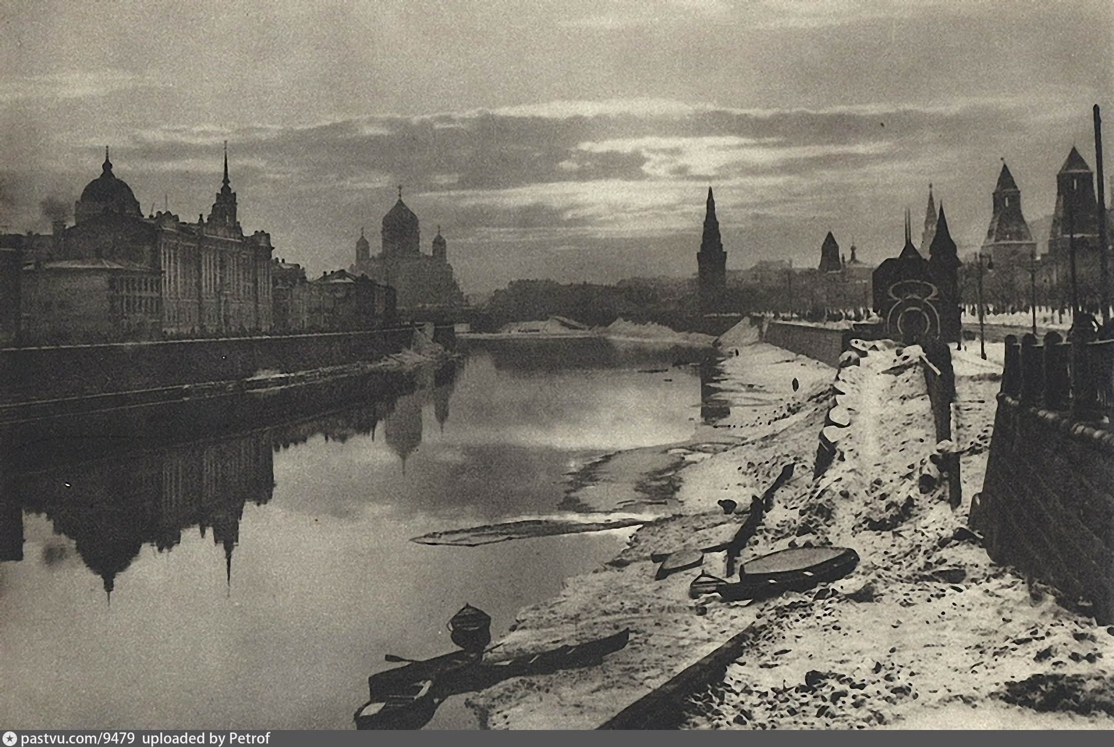 Давно не был в этом городе. Москва-река обмелела 1930 год. Москва река 20 век. Москва река 19 век. Москва река в начале 20 века.