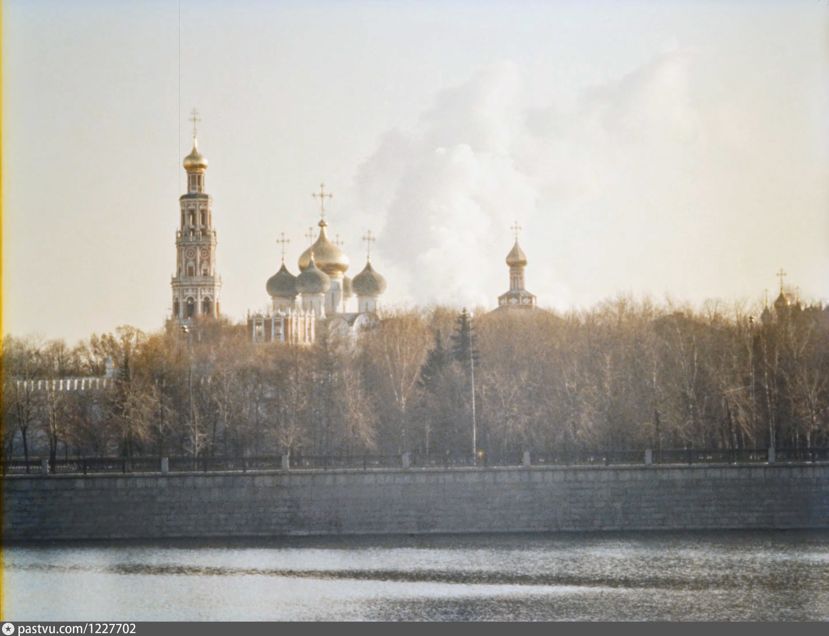 Новодевичий монастырь вид с набережной 50-е