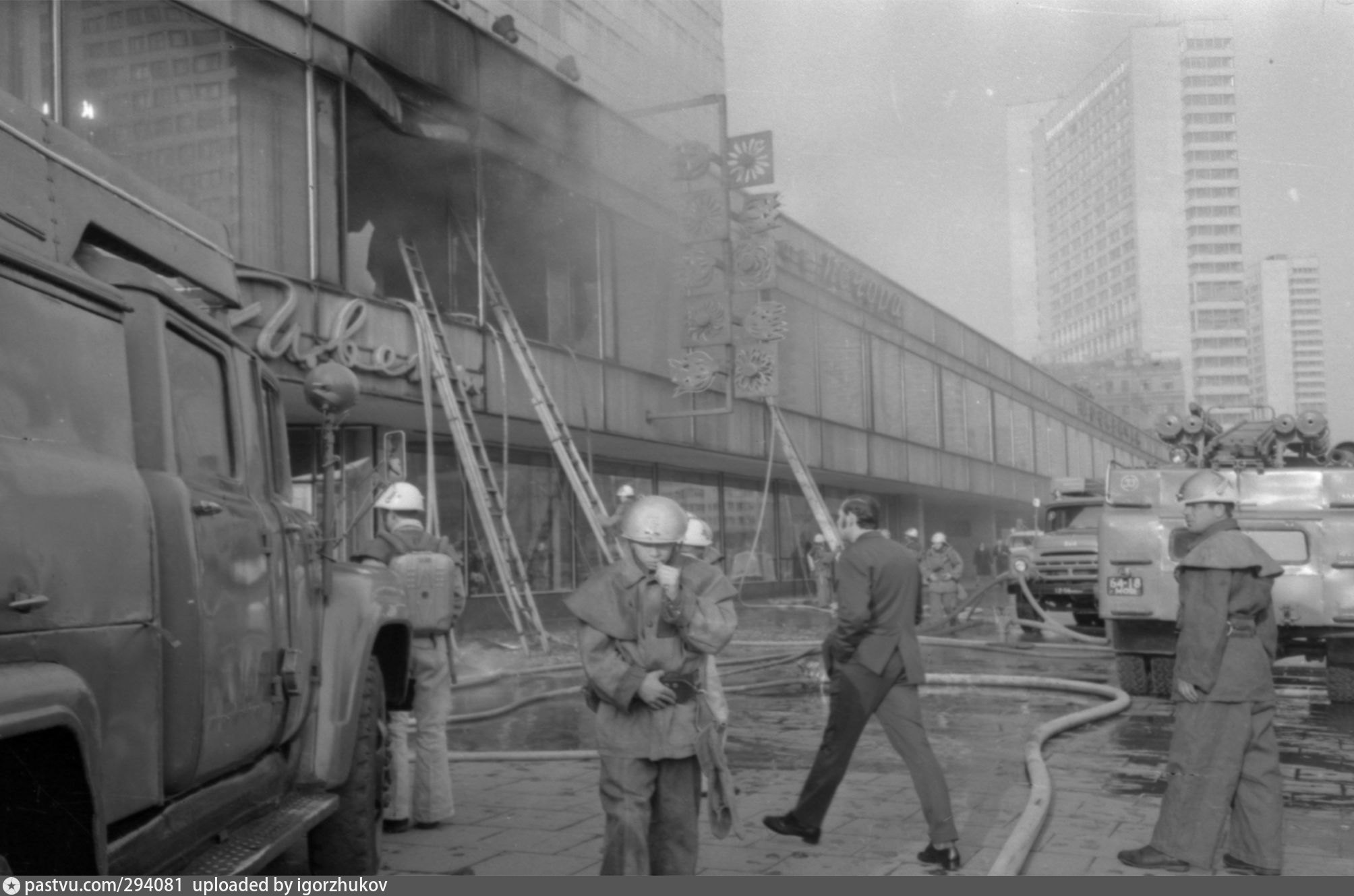 Пожарные ссср. Пожарная охрана Москвы, 1960 год. Пожар СССР. Пожарные Москва СССР. Тушении пожара СССР.