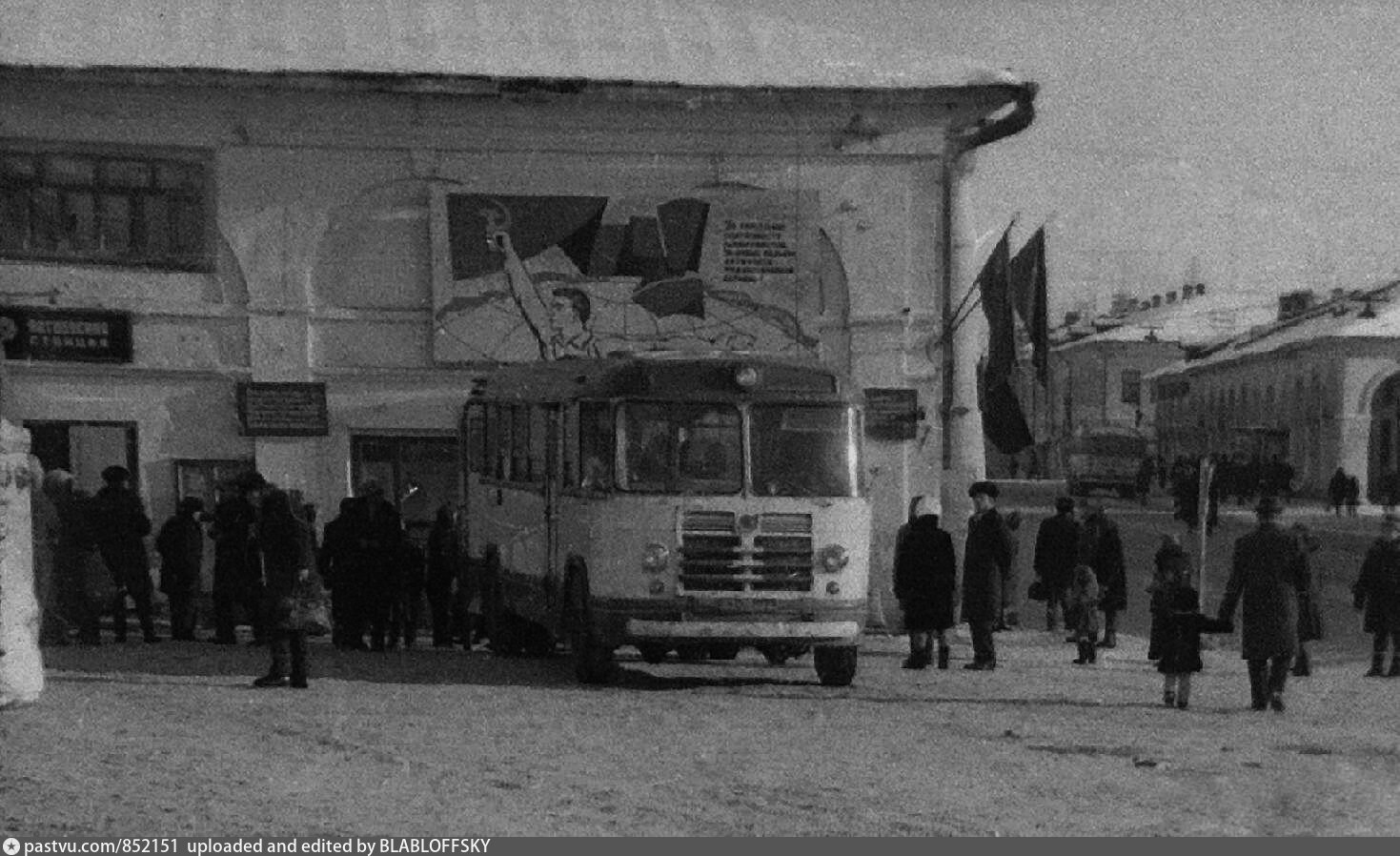 Ярославль ростов великий автовокзал. Автовокзал на Соборной площади Ростов Великий. Ростов Великий автовокзал. Автовокзал в Ростове Великом. Автовокзал в Великом Новгороде в 1988 году.