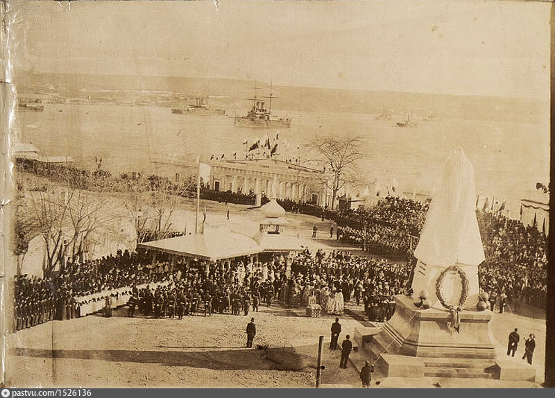 Нахимова 2 севастополь. Площадь Нахимова Севастополь 1917. Памятник Нахимову в Севастополе 1898. Севастополь площадь Нахимова памятник Ленину. Севастополь памятник Нахимов ретро.