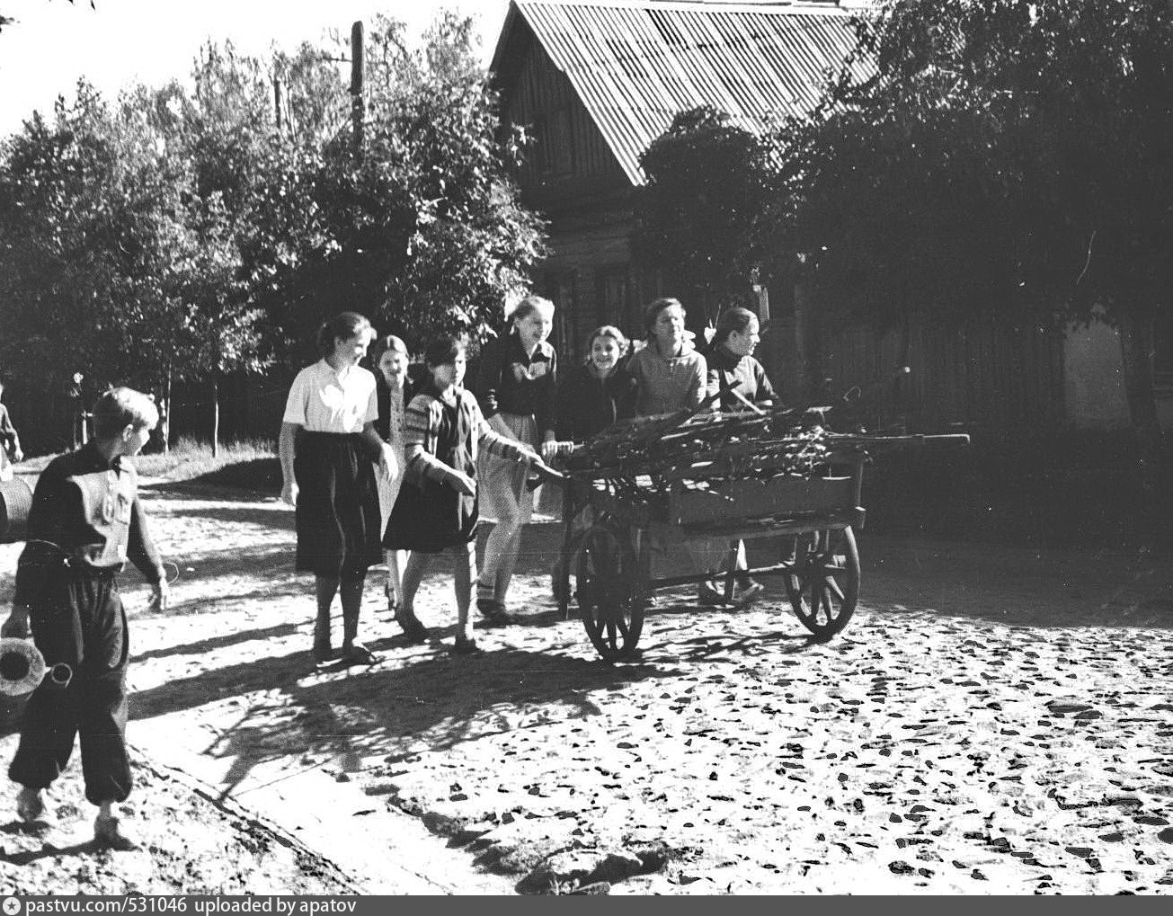 Архив 18. Сбор металлолома. Сбор металлолома пионерами. Пионеры собирают металлолом. Сбор металлолома детей в годы войны 1941-1945.