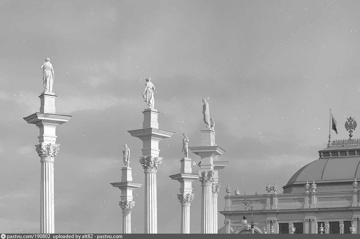 Фрагмент фотографии. Колонны у Гринвича. Колонна у Московского вокзала история. Обои 3д на Гордеевке Нижний Новгород.