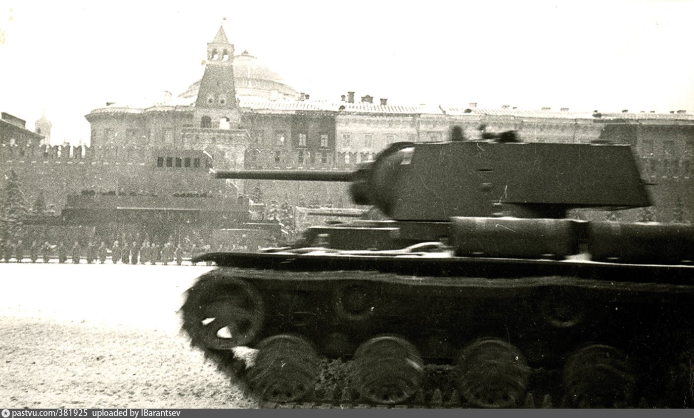 Первый парад 7 ноября 1941. Танк кв-1 в Москве 1941. Парад 1941 года на красной площади. Парад 7 ноября 1941. Парад на красной площади 7 ноября 1941 года.