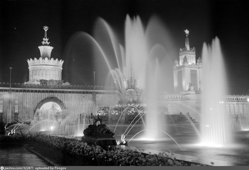 Открытие вднх. Фонтан каменный цветок 1954. Фонтан каменный цветок на ВДНХ 1954 год. ВДНХ фонтан каменный цветок 1940. Фото фонтана каменный цветок на ВДНХ 1954.