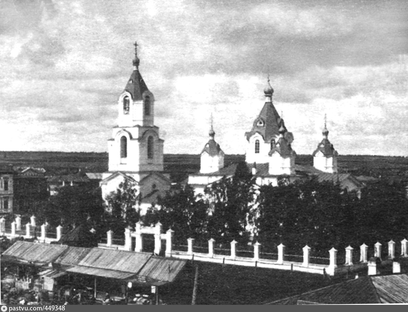 На данной фотографии изображен. Спасская Церковь Усолья-Сибирского. Усолье. Базарная площадь. Спасская Церковь. Базарная площадь Усолье Сибирское. Усолье Сибирское Старая Церковь.