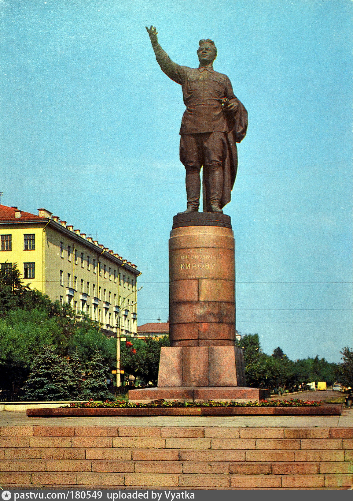 Памятники киров. Памятник с м Кирову (скульптор н. в. Томский). Памятник Кирову Киров памятник. Киров Октябрьский проспект с памятником Кирову. Памятник Кирову в Кирове у ЦУМА.