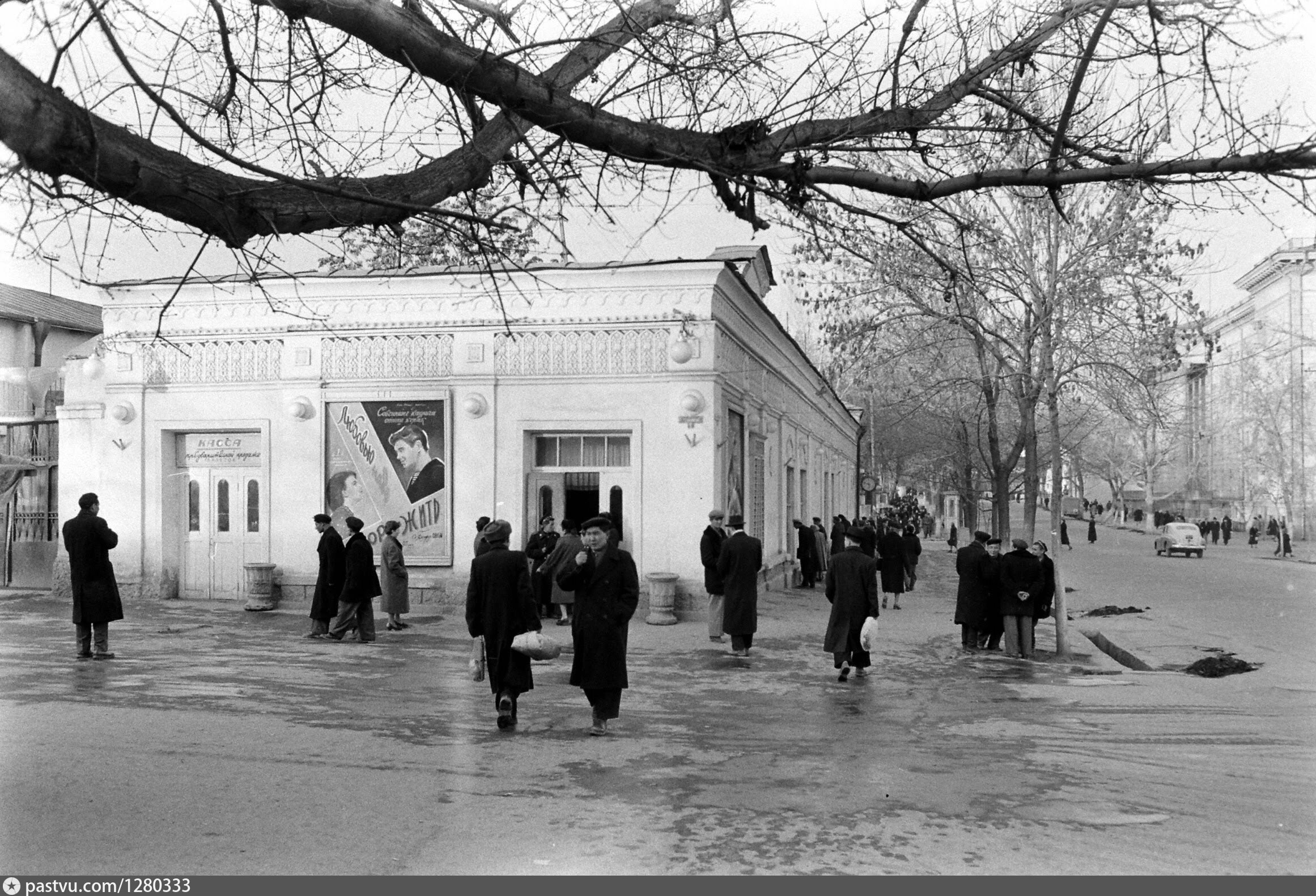 Ташкент 70. Кинотеатр Искра Ташкент. Ташкент "улица Карла Маркса" 1960-ые Ташкент Салар. Ташкент в 1960 годы. Ташкент ретроспектива.