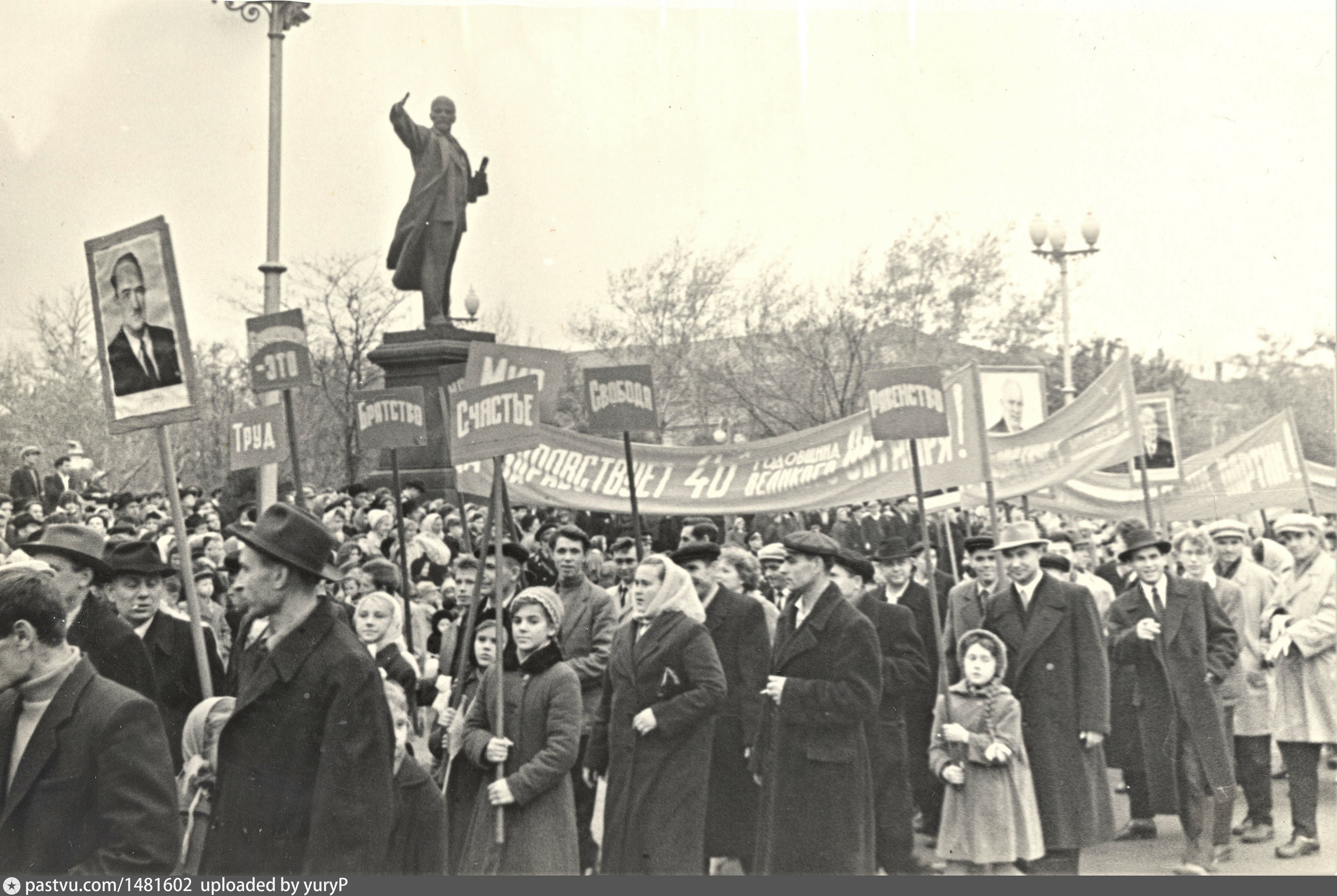 25 ноября ретро. Антисталинская демонстрация 7 ноября 1927 года. Пенза демонстрация 7 ноября 1970. Бузулук демонстрация 7 ноября 1977 года. Ретро фото демонстрация в Магнитогорске.