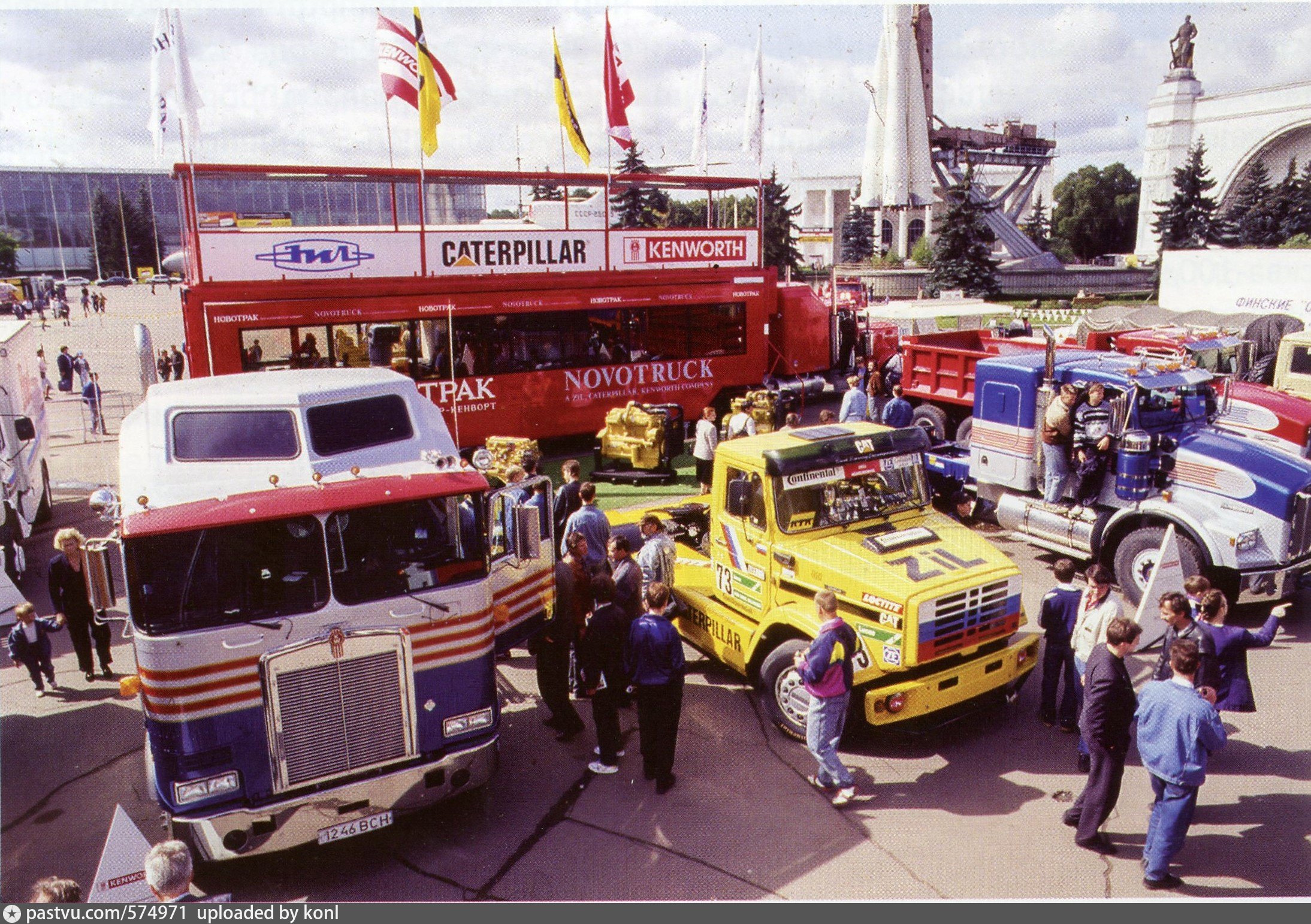 1992 год. Москва 1992. ЗИЛ Caterpillar. Автомобильная выставка в 1992. Московское мотор шоу 1992.