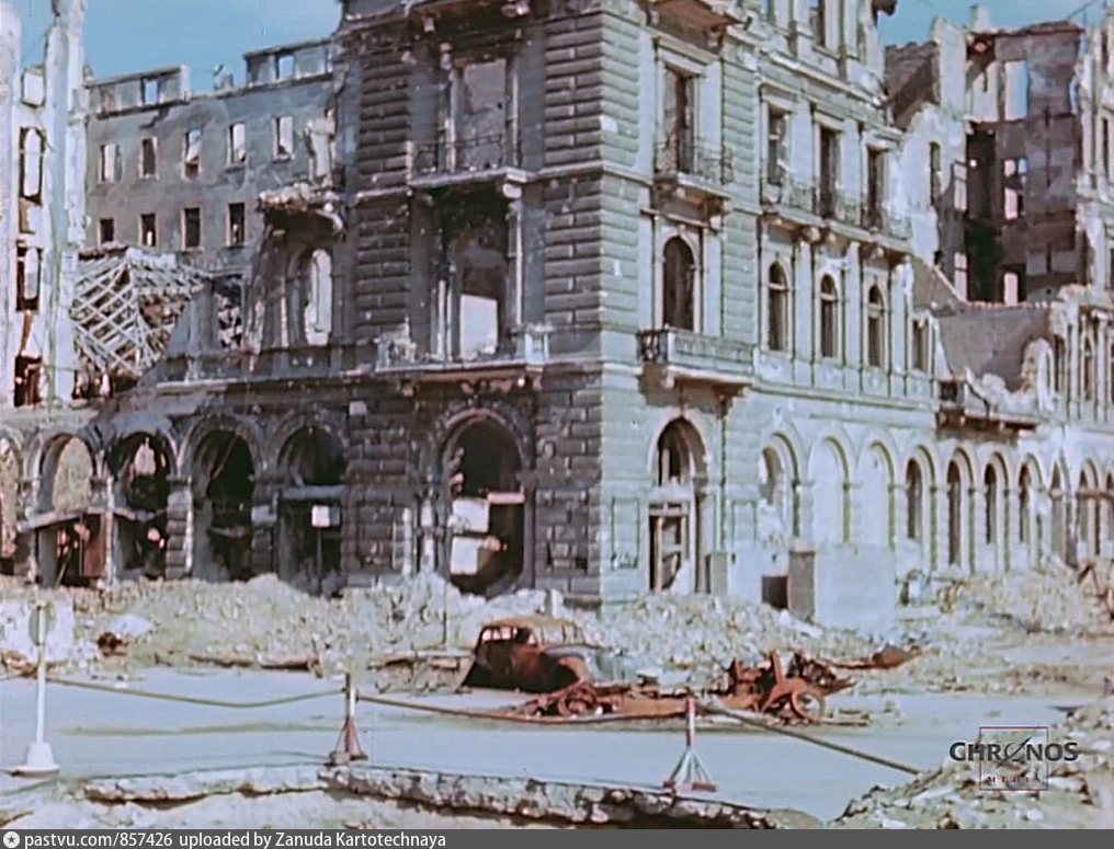 Разрушенный берлин. Руины Берлина 1945. Дом Берлин 1945. Берлин 1945 разрушенные здания. Разрушенный Берлин 1945 цветное.