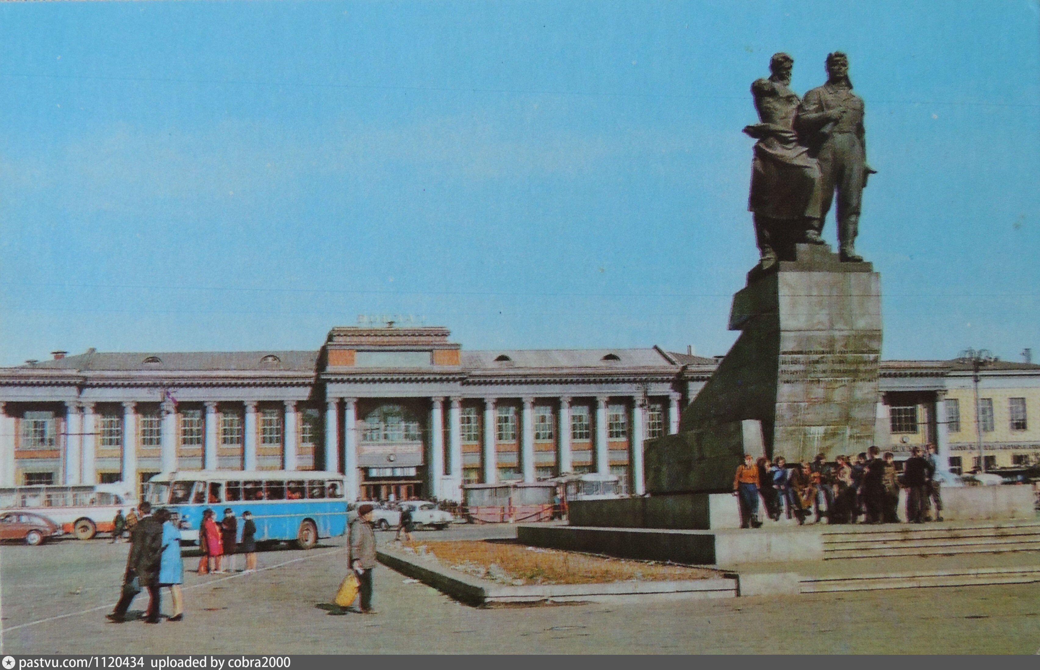 Памятник на Железнодорожном вокзале Екатеринбурга