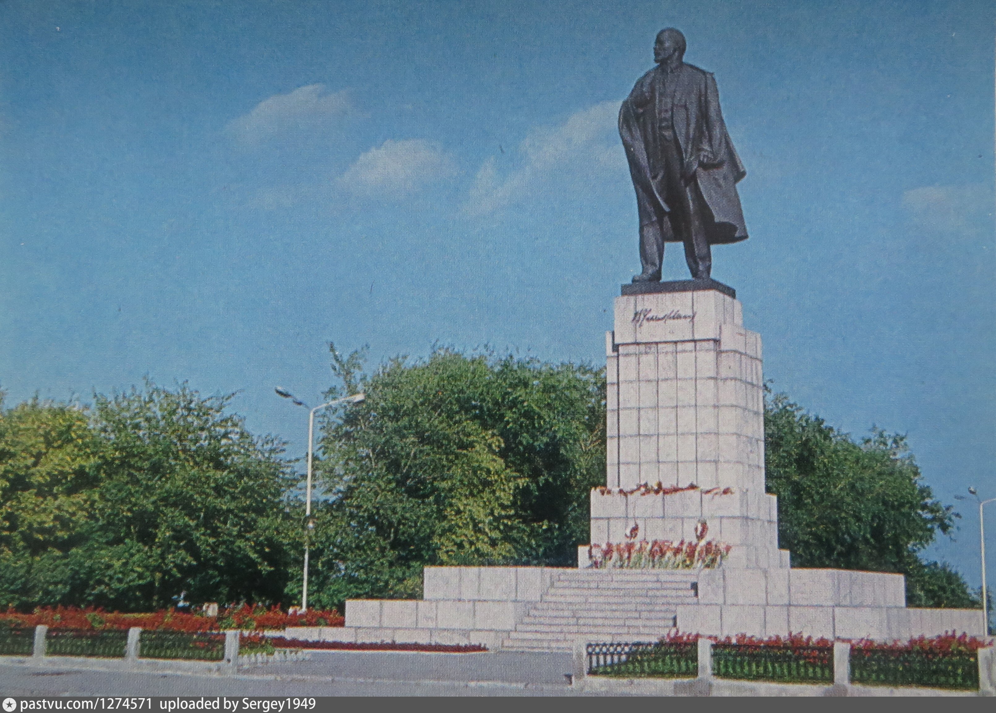 Памятники ленину в ссср. Памятник Ленину в Ульяновске. Ленин памятник вождю. Памятник Владимиру Ленину в Ульяновске. Памятник Ленину Мордово 1975.