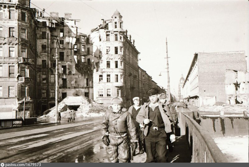 Каменный мост 1943. Разрушенный дом. Разрушенный мост.