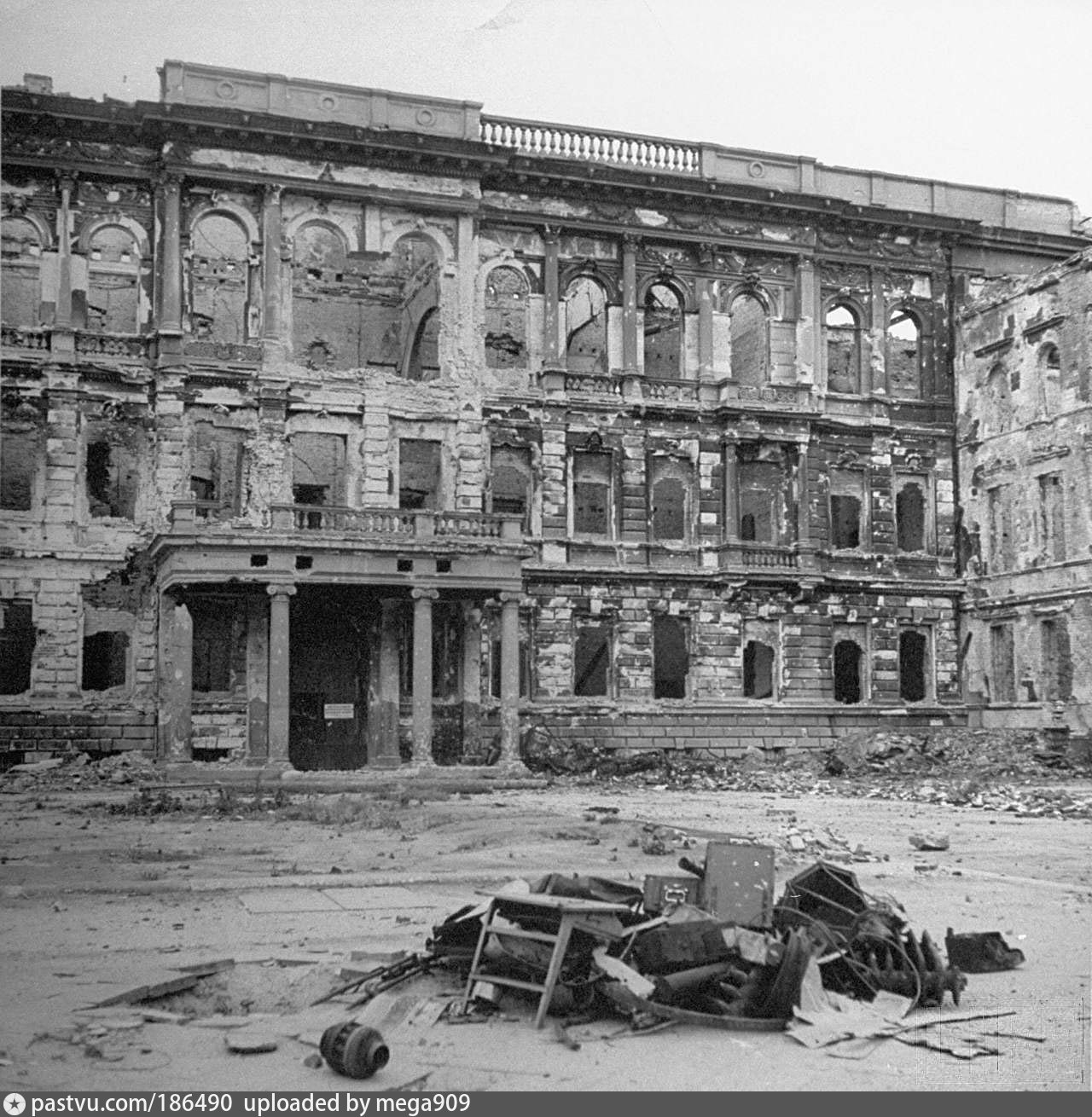 Город разрушенный во время войны. Унтер ден Линден Берлин 1945. Руины Берлина 1945. Разрушенный Берлин 1945.