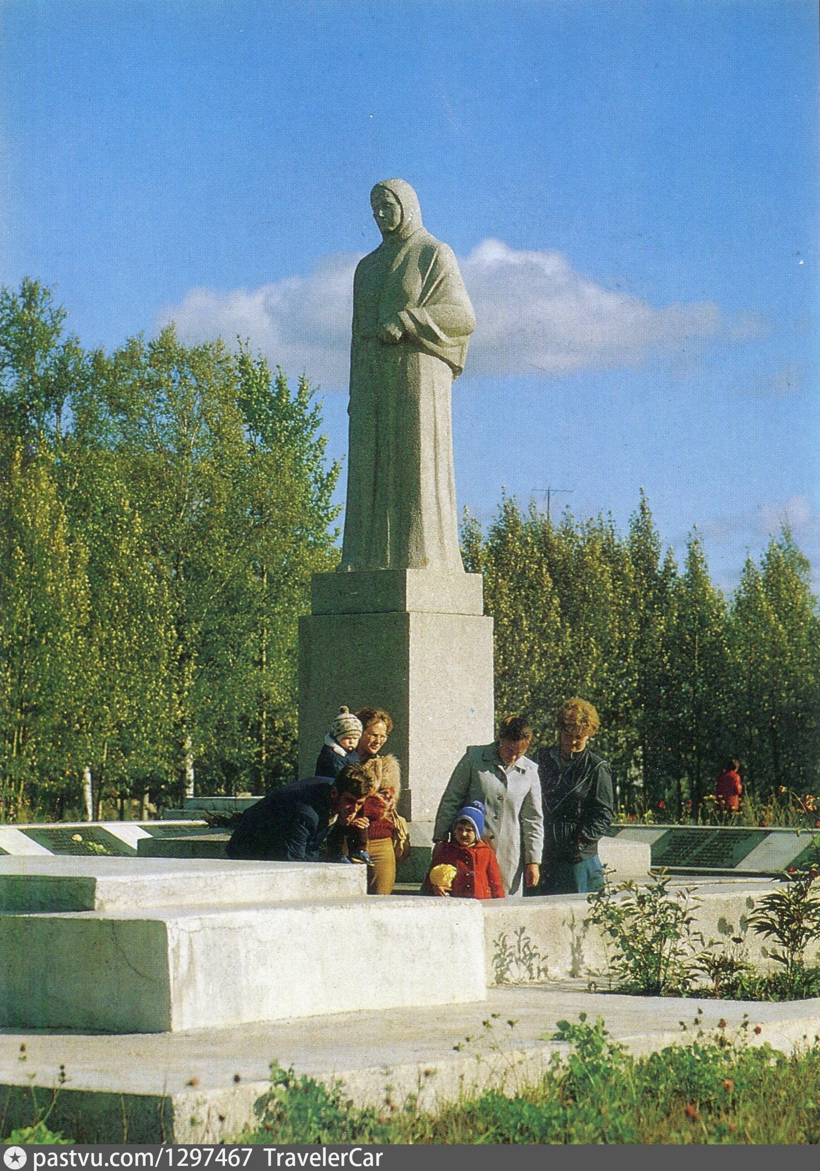 Памятник в киеве родина мать фото с венком