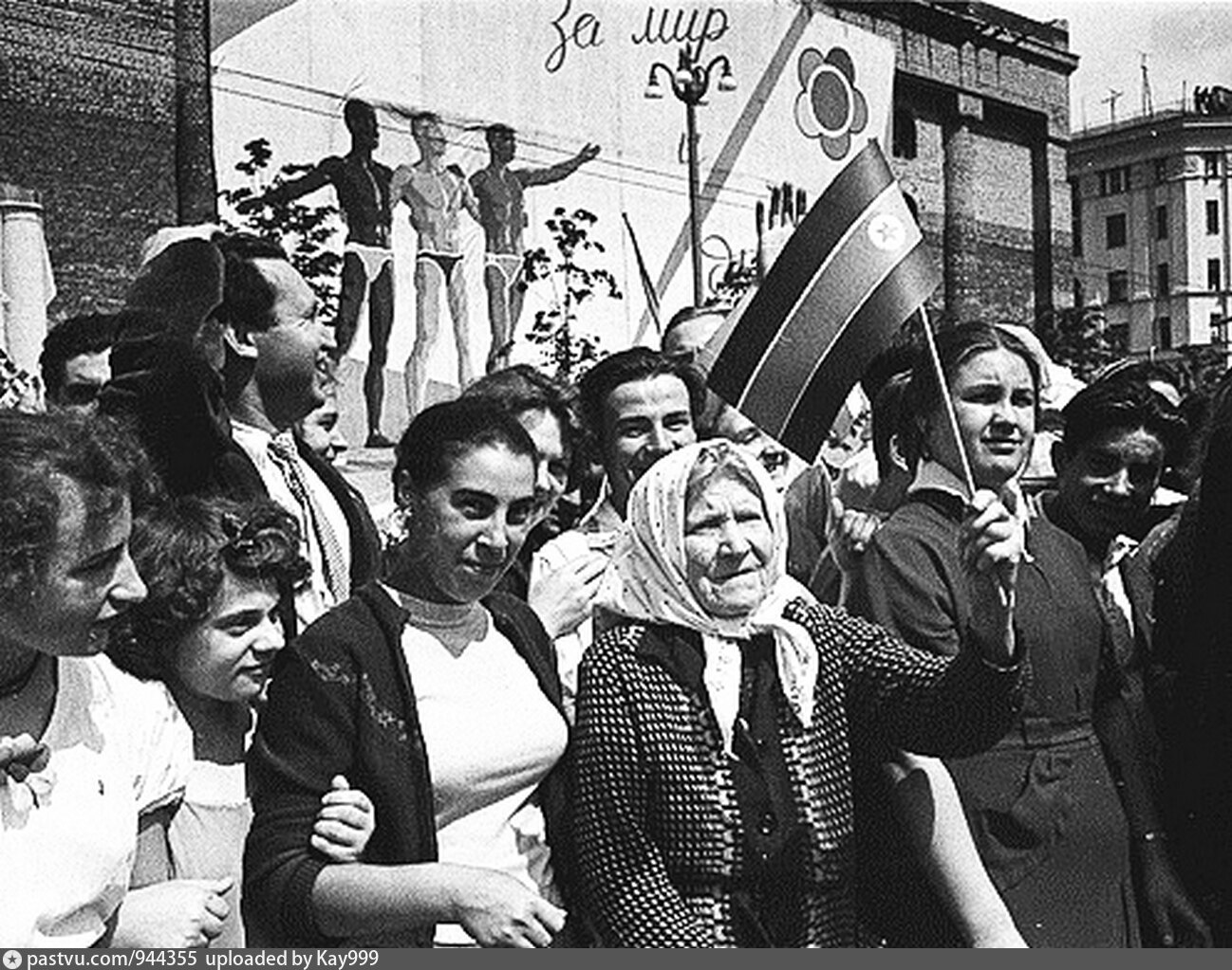 Фестиваль молодежи в москве. Фестиваль молодежи в СССР 1957. Съезд молодежи 1957. Vi Всемирного фестиваля молодежи и студентов в СССР. Vi Всемирный фестиваль молодежи и студентов в Москве.