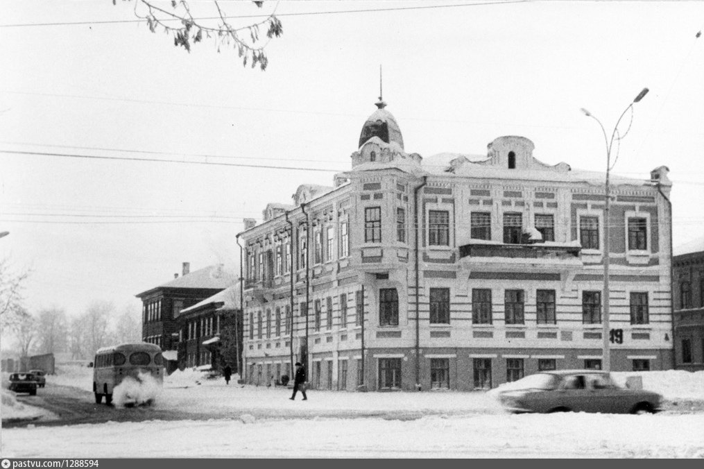 Революционная улица Петрозаводск. Улица Обвинская Санкт Петербург.