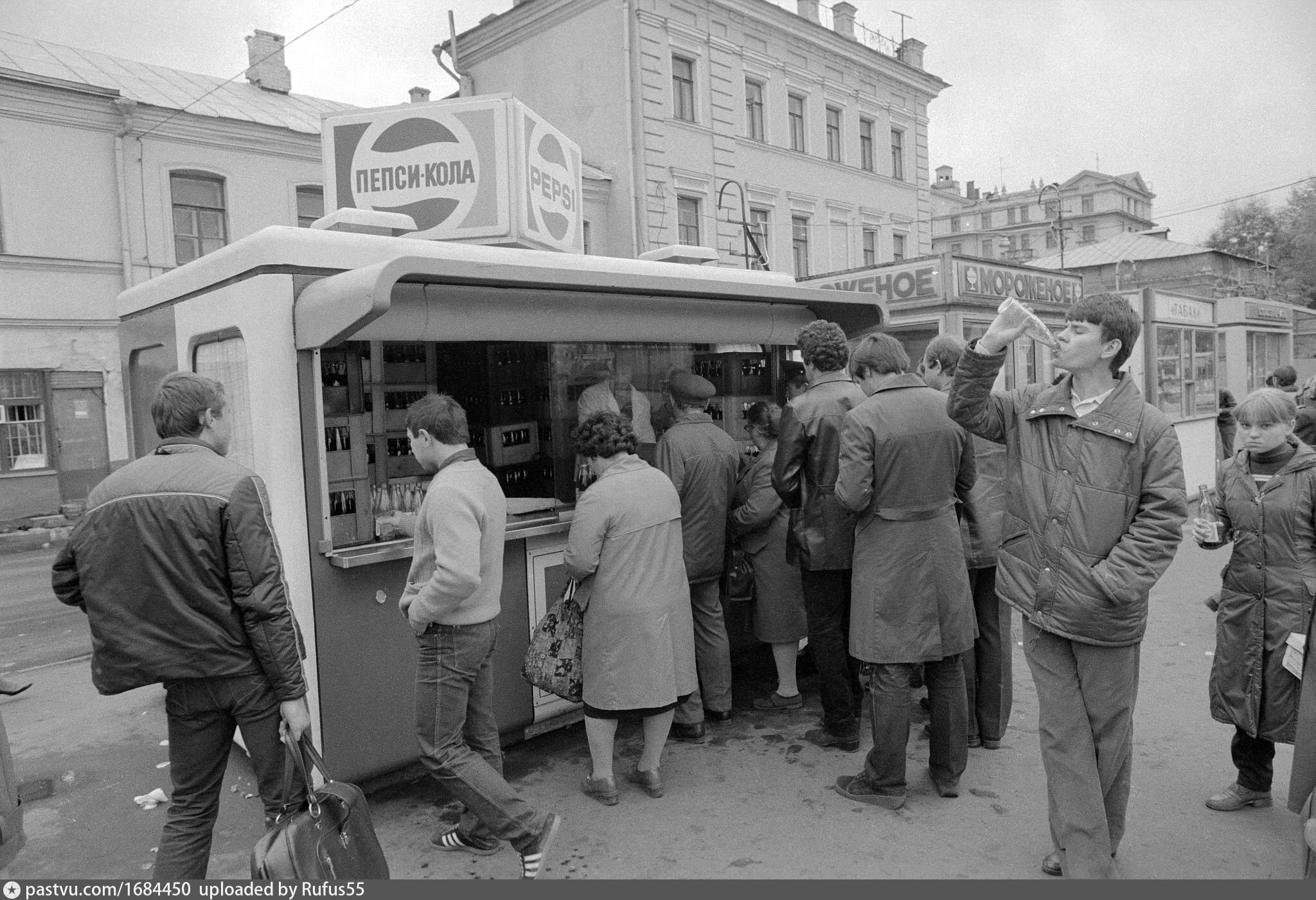 В советское время продавался. Пепси кола киоск СССР. Ларьки пепси кола 1980 год в Москве. Ларек пепси в Советском Союзе. Пепси в СССР 80х.