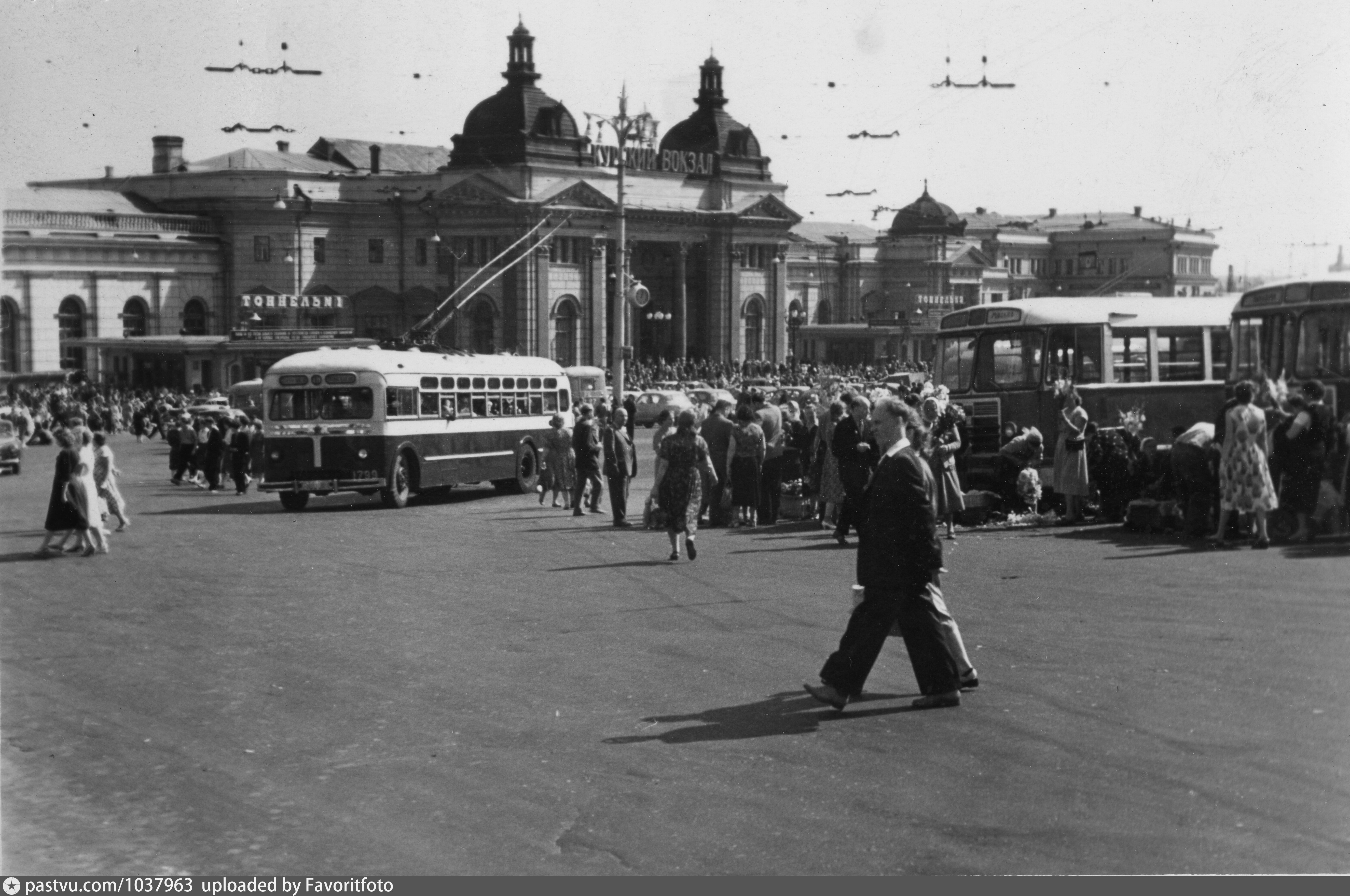 Какой московский вокзал начали реконструировать в 1890. Курский вокзал 1969. Курский вокзал 1972. Курский вокзал 1896. Курский вокзал старое здание.