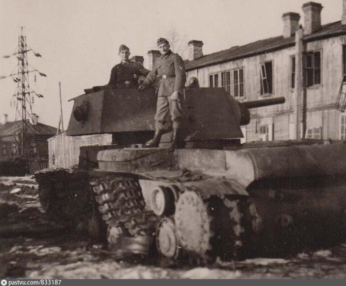 Захватили немецкий танк. Немецкие танки в Вильнюсе. Немецкий танк в Жиздре. Т-25 танк немецкий. Немцы в захваченном Ставрополе.
