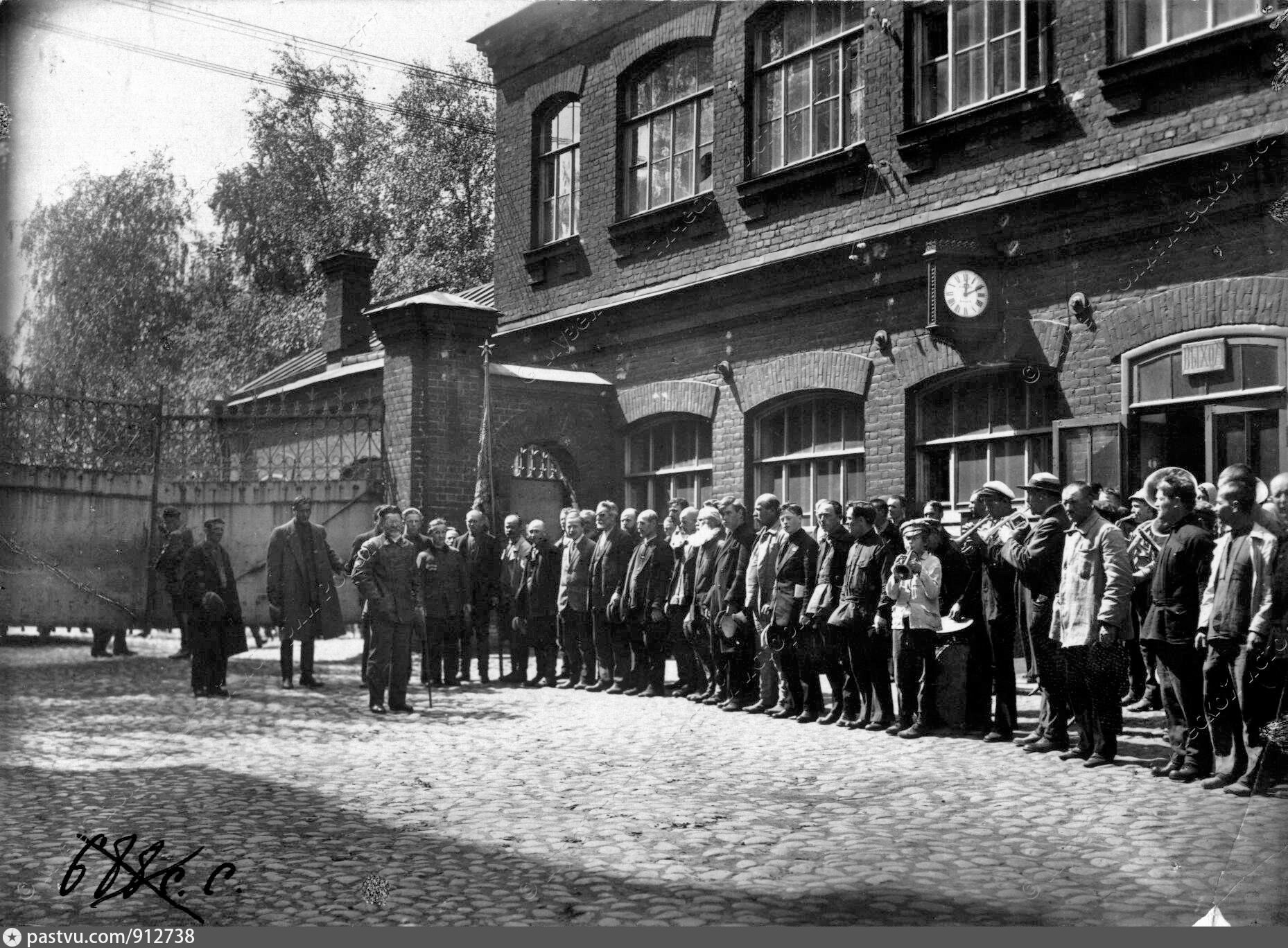 Большевик минск. Завод Большевик Ленинград. Киевский завод Большевик 1941. Завод Большевик Ленинград история. Фабрика Большевичка в годы войны.