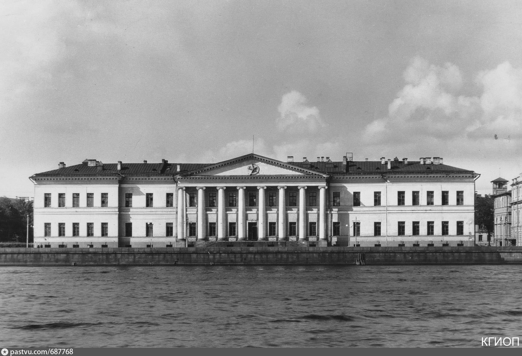 1 учреждение академии наук в петербурге