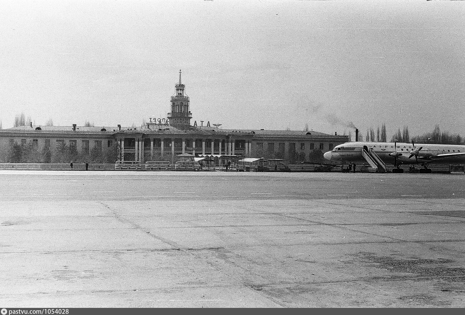 Фото старого аэропорта. Алма-Ата аэропорт старый. Аэропорт Алма-Ата СССР. Аэропорт Алматы СССР. Старый аэропорт Ереван 1950-е.