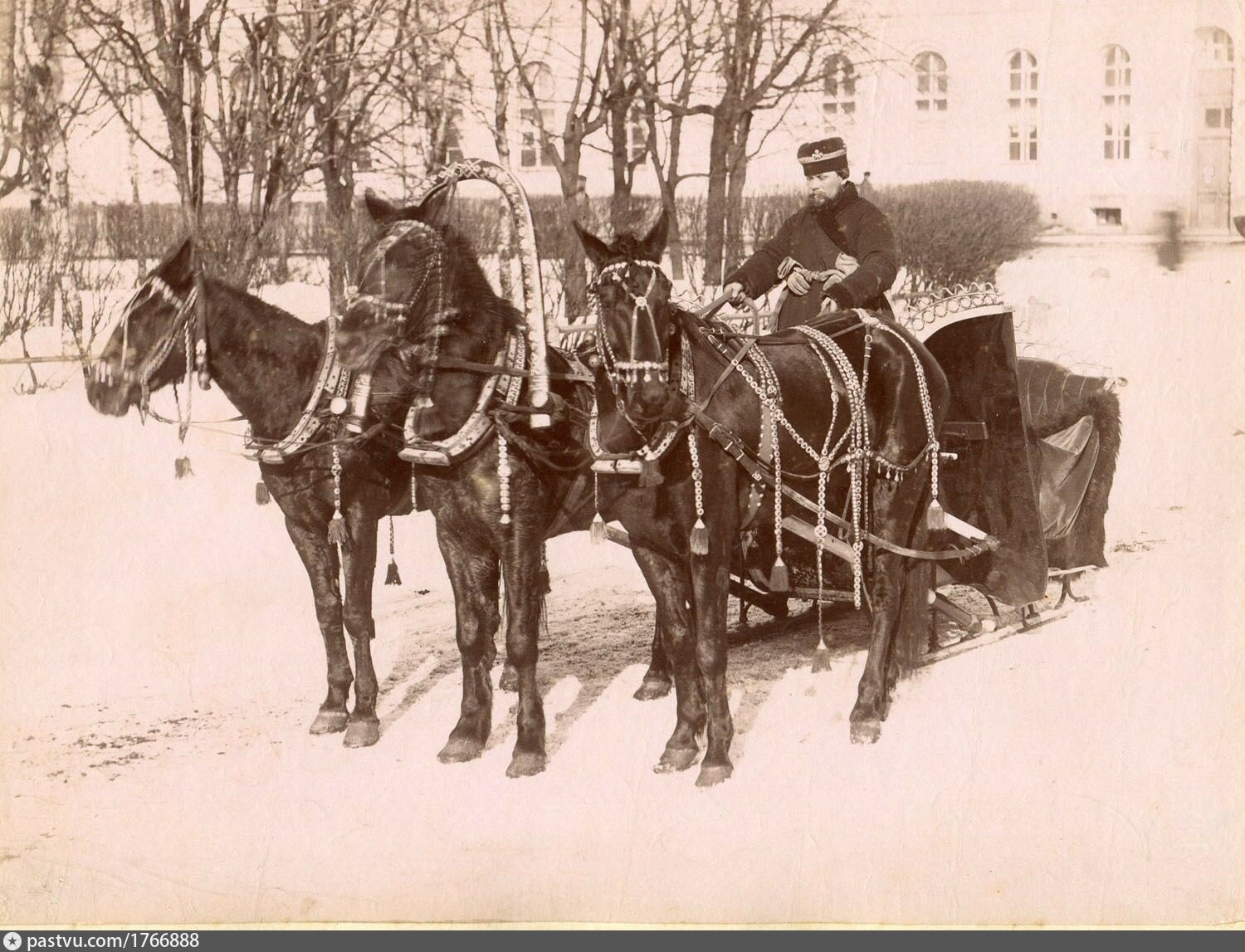 Первая тройка стран. Тройка лошадей 19 век. Почтовая тройка 19 века. Русская тройка 19 век. Тройка сбоку 19 век.