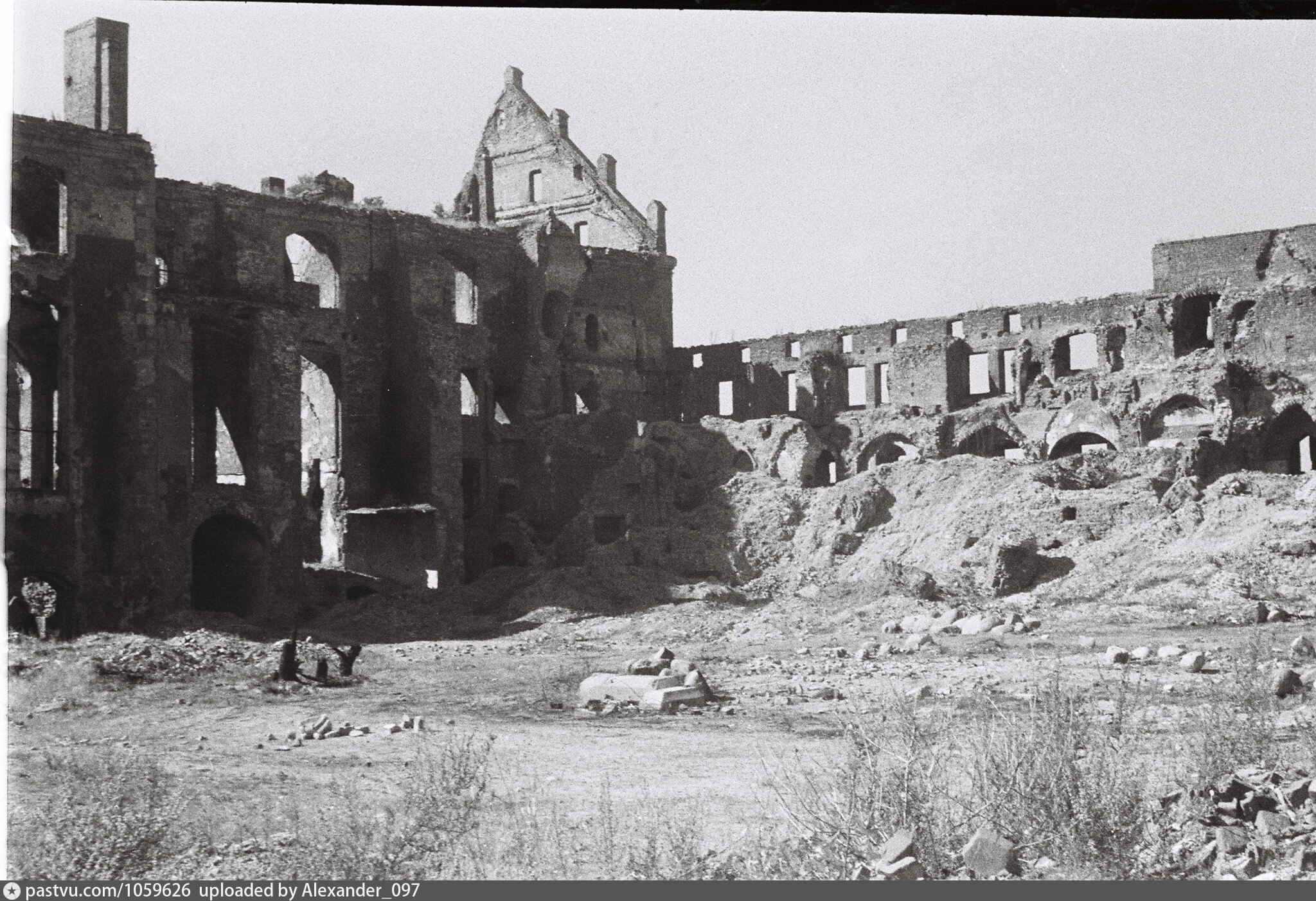 Лето 1957. Королевский замок двор.