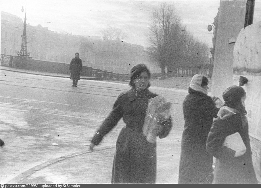 Ленинград 1943 фото. Почтальон в блокадном Ленинграде. Сандружинницы блокадного Ленинграда. Почтальоны блокады Ленинграда. Ленинградки блокадный Ленинград.