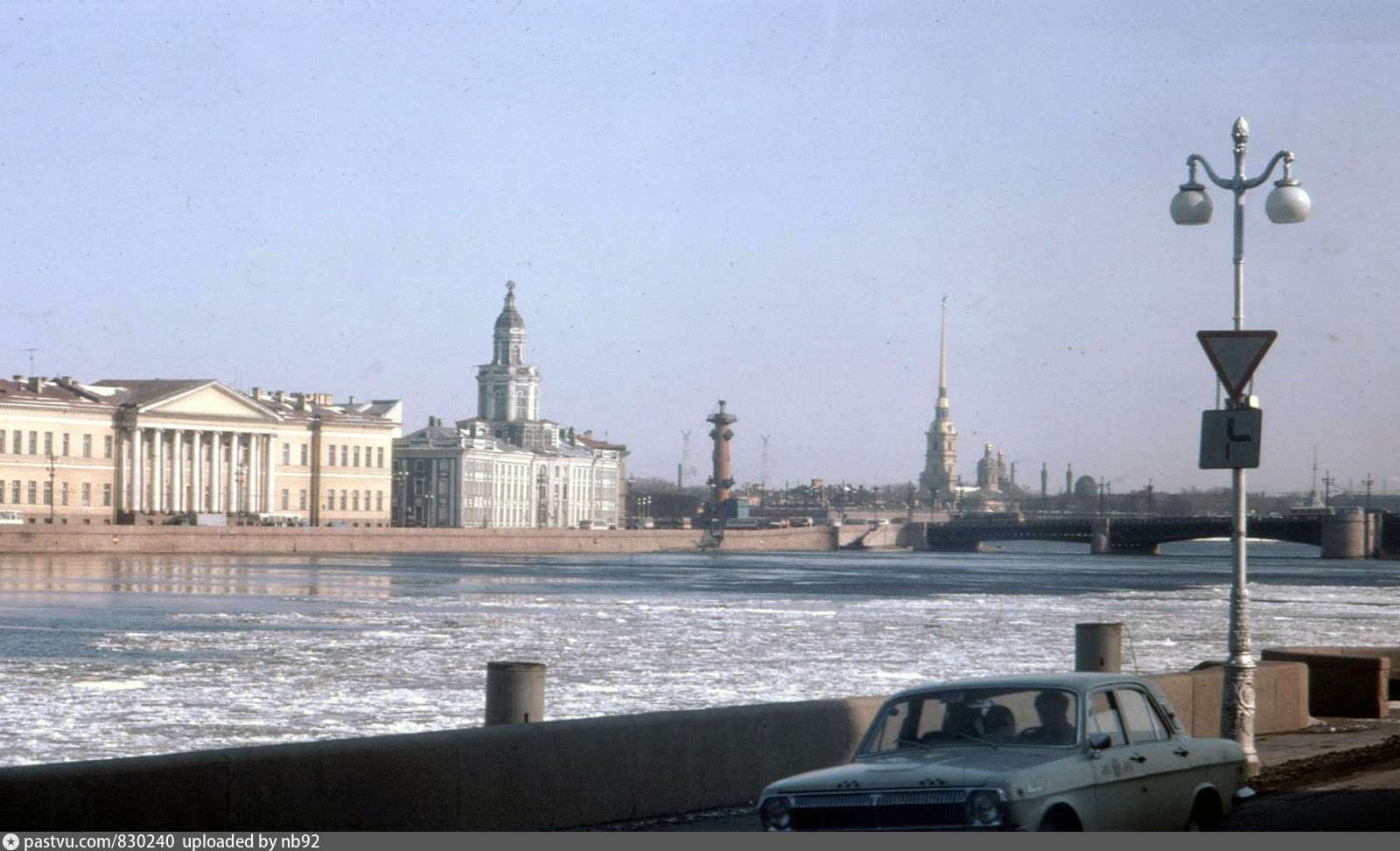 Ленинград про петербург. Ленинград 1980-е Адмиралтейская набережная. Ленинград Университетская набережная. Ленинград вид на университетскую набережную и. Ленинград Дворцовая набережная 32.