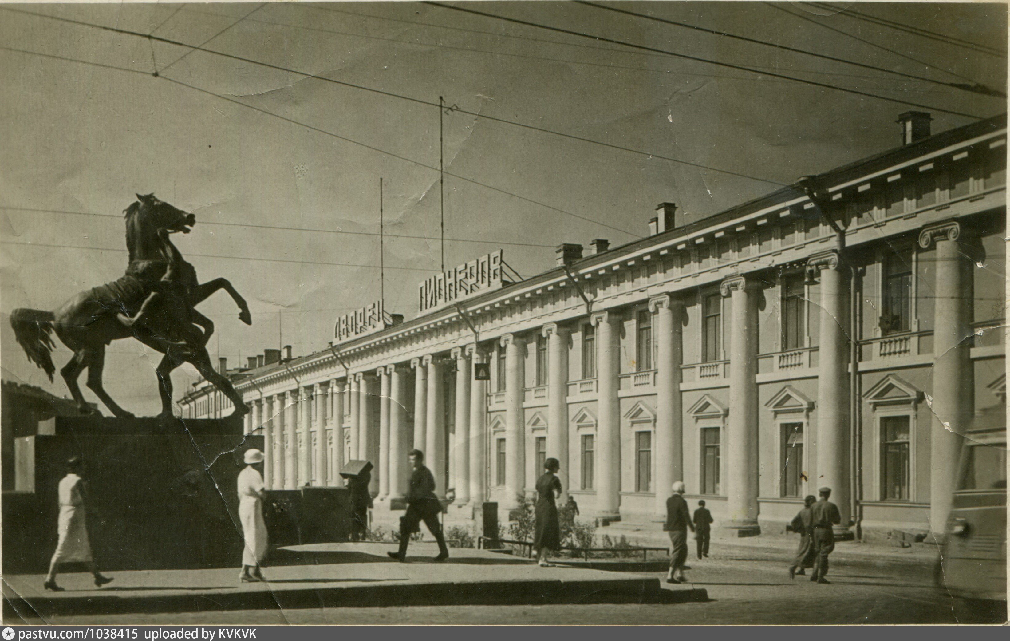 Ленинградский октябрь. Ленинградский дворец пионеров 1937. Аничков дворец Ленинград. Дворец пионеров имени Жданова в Санкт-Петербурге. Дворец пионеров им Жданова Ленинград.