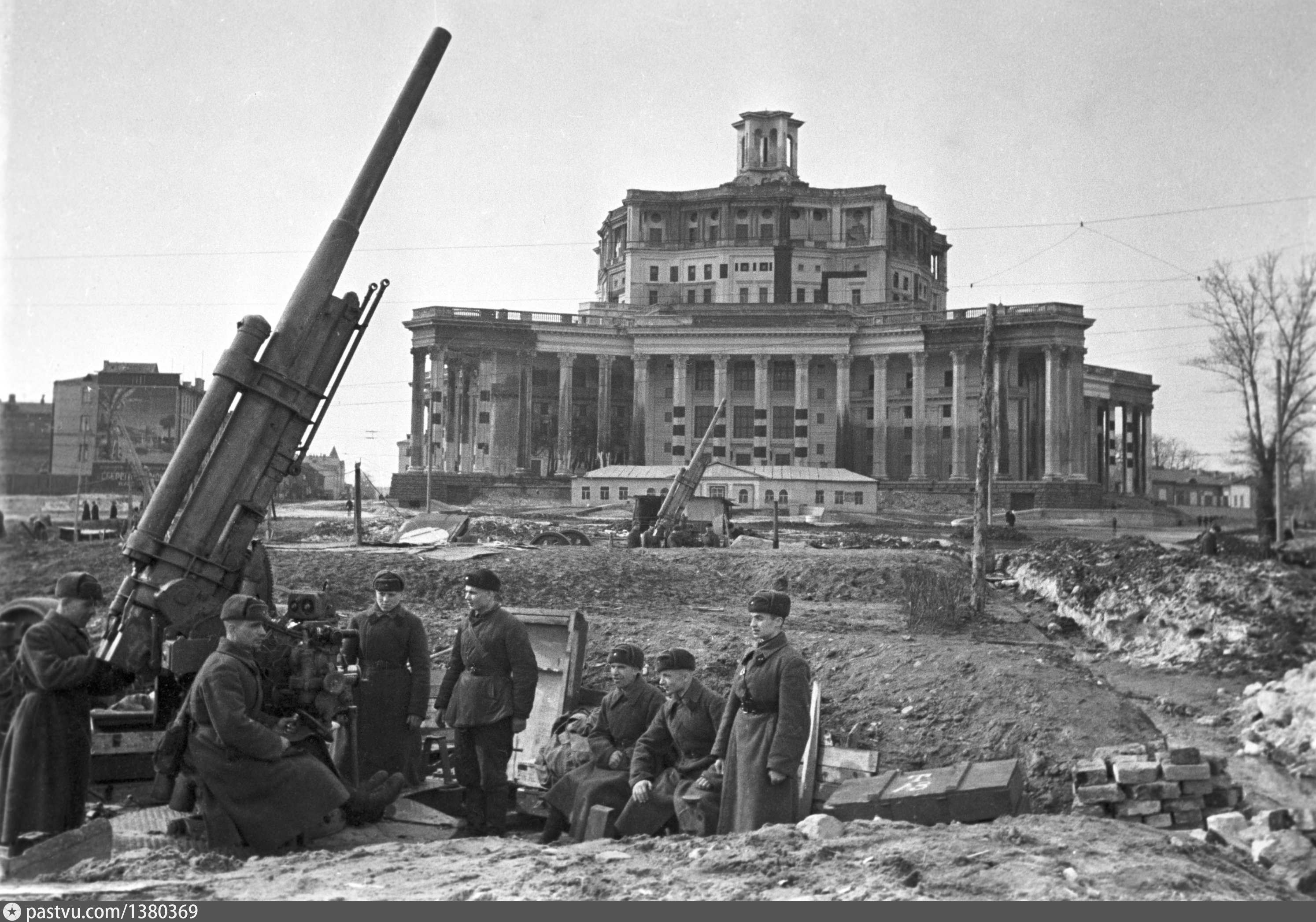 Чем известен 1941 год. Московская паника 16 октября 1941 года. Зенитная батарея 1941-1945. Театр Советской армии в годы войны 1941-1945.