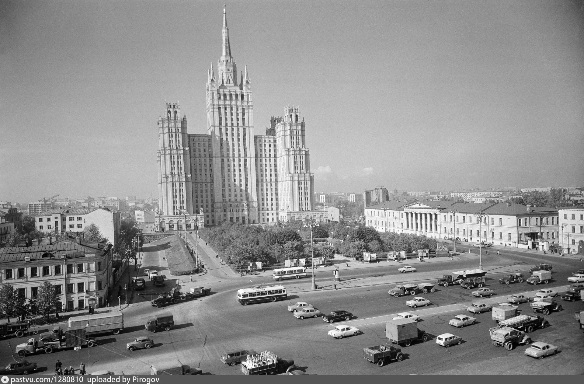 Антикварный садово кудринской. Высотное здание на Кудринской площади, Москва. Площадь Восстания Москва высотка. Высотка на садово-Кудринской. Высотка на площади Восстания (Кудринской) (1949).