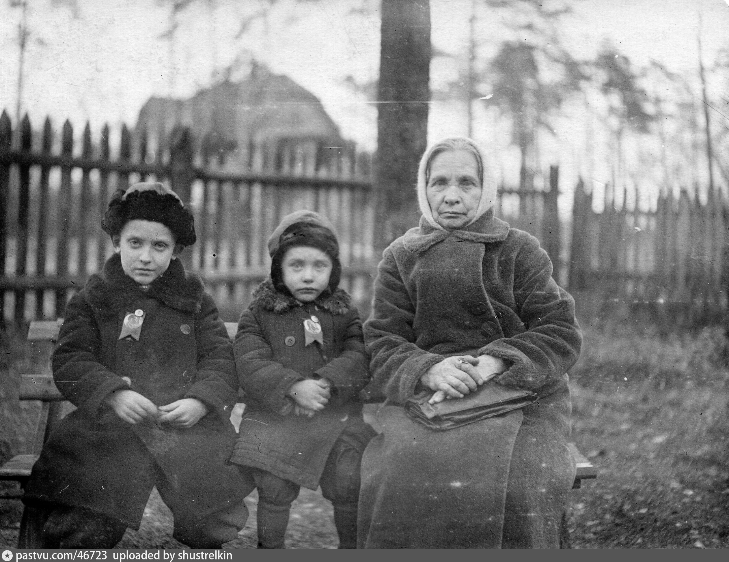 Нужны старые фотографии. Старые фотографии. Старая черно белая фотография. Страра черно белая фотография. Старые черно белые снимки.