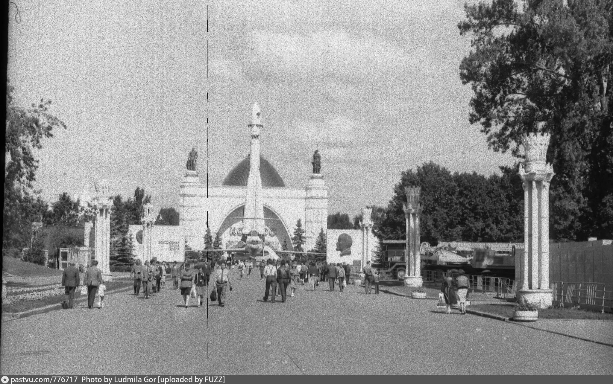 ВДНХ СССР. Аллея, ведущая к площади Промышленности. «Космос» манит...