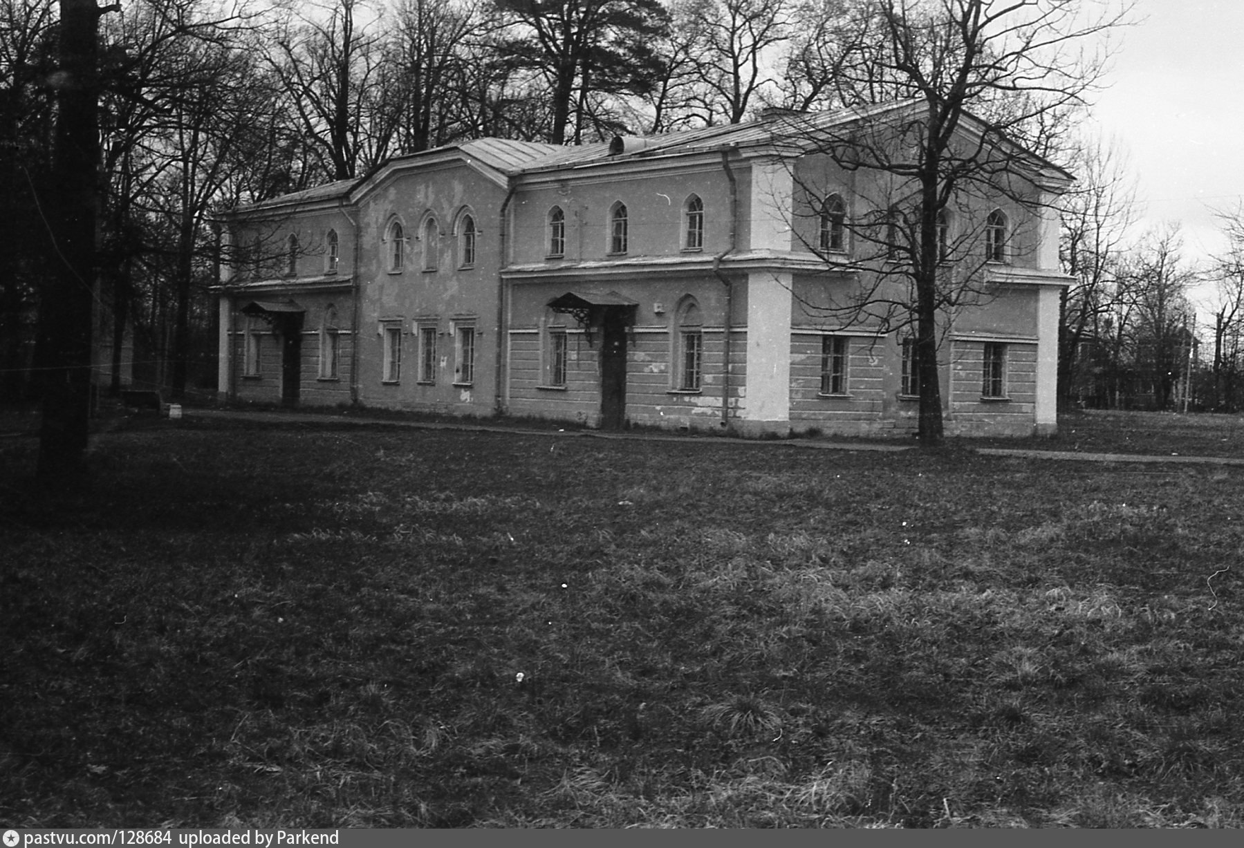 В старинном парке корпуса больницы кирпичные простые корпуса