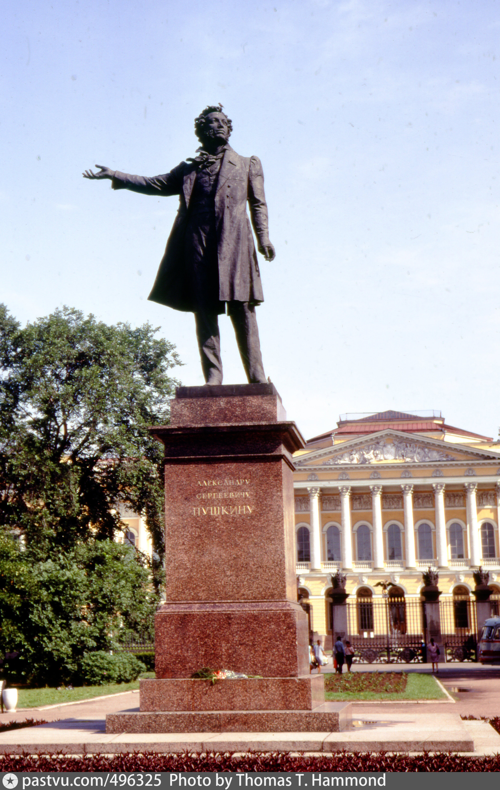 Памятник пушкину в ленинграде. Памятник Пушкину Аникушина. Памятник а. с. Пушкину (Санкт-Петербург, площадь искусств). Аникушин Пушкин в Петербурге. Памятник Пушкину в Петербурге Аникушина.