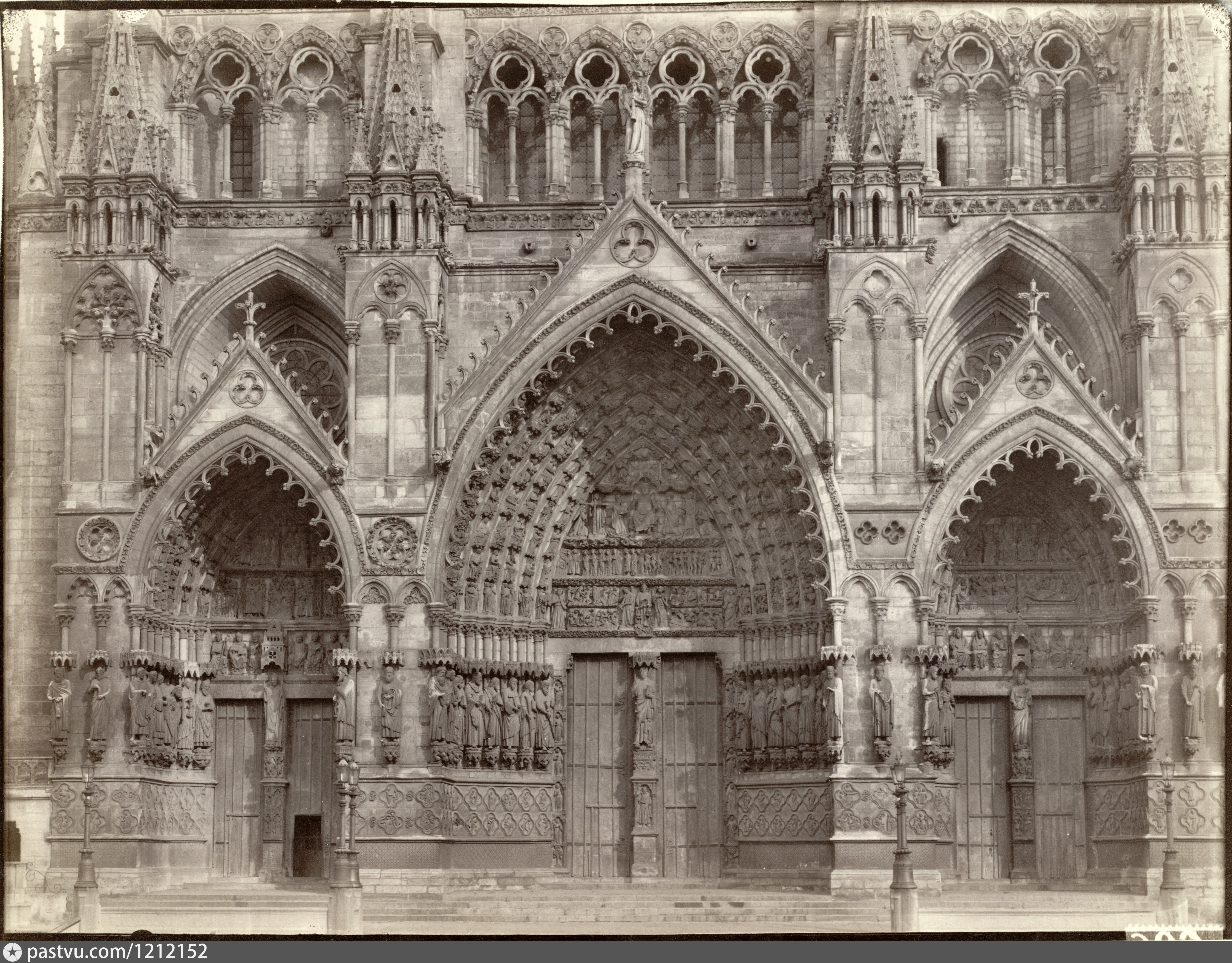 Les temps cathedrale. Амьенский собор во Франции архитектура. Амьенский собор панорама. Амьенский собор вид сверху. Амьенский собор во Франции общий вид.