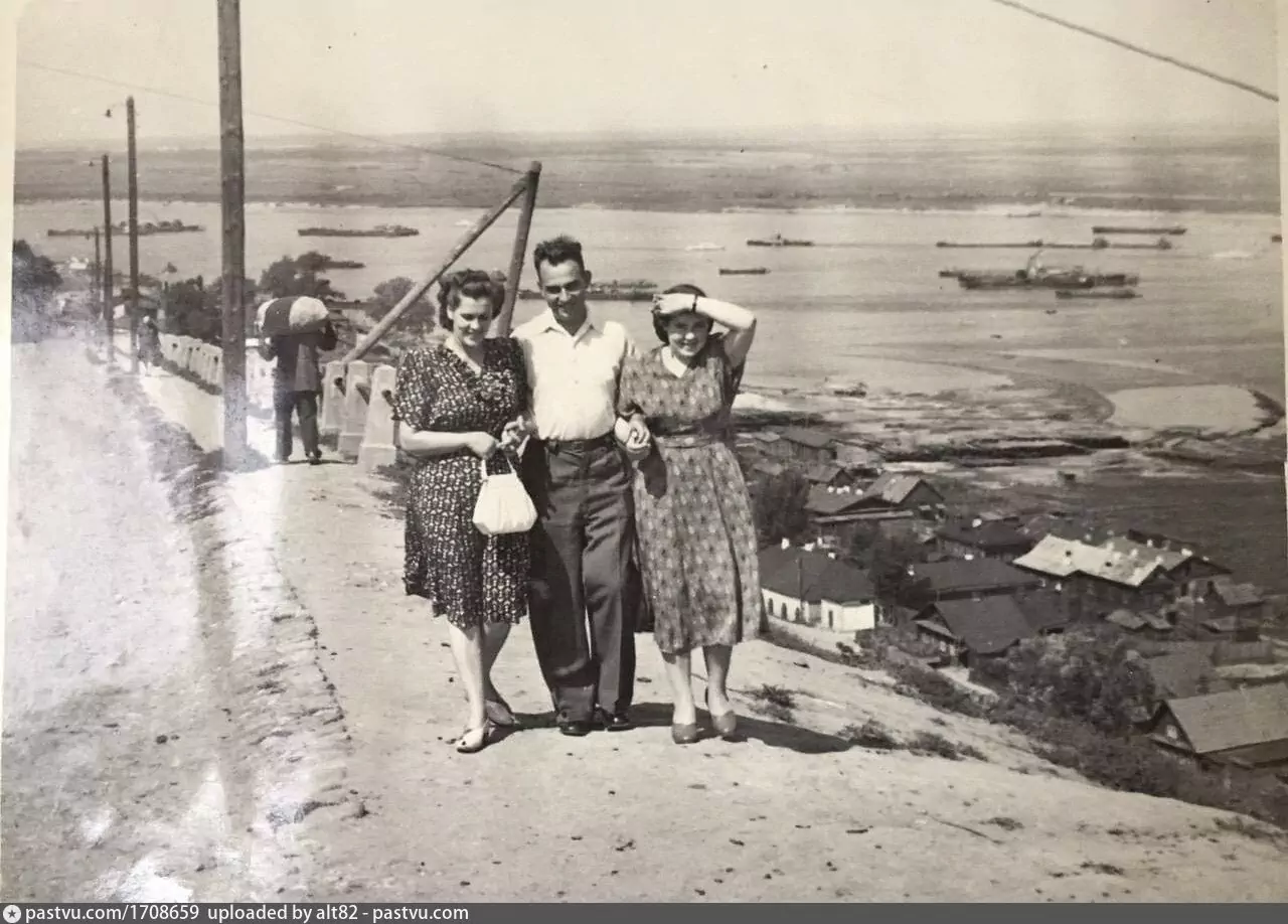 Казанский съезд Старая фотография группы людей на склоне над рекой